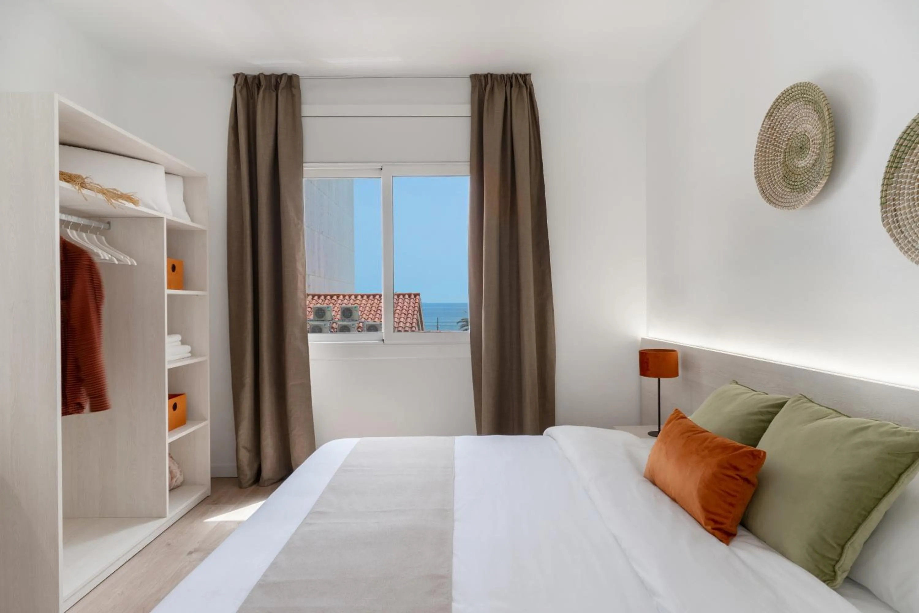 Sea view, Bed in Apartamentos Venecia