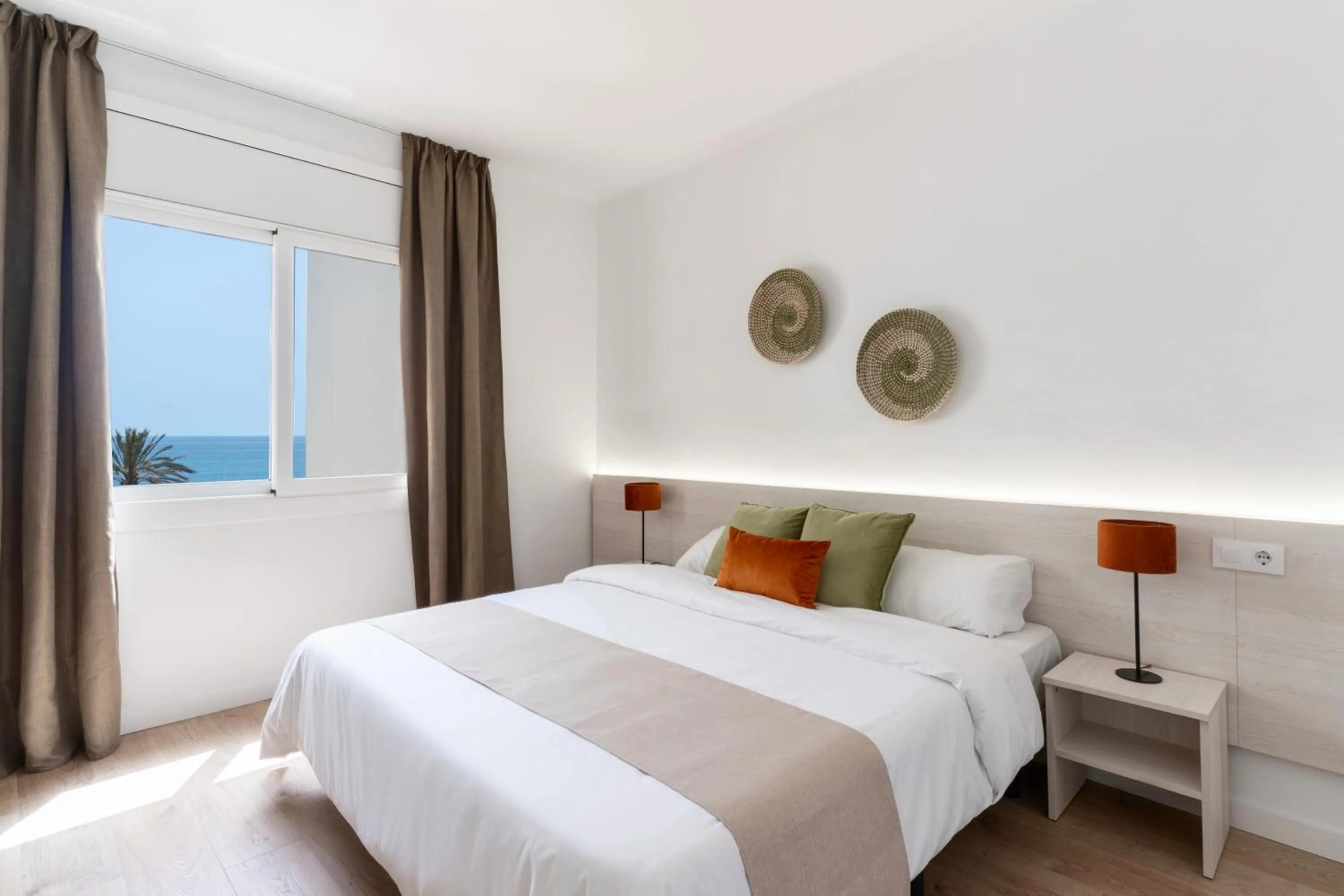 Sea view, Bed in Apartamentos Venecia