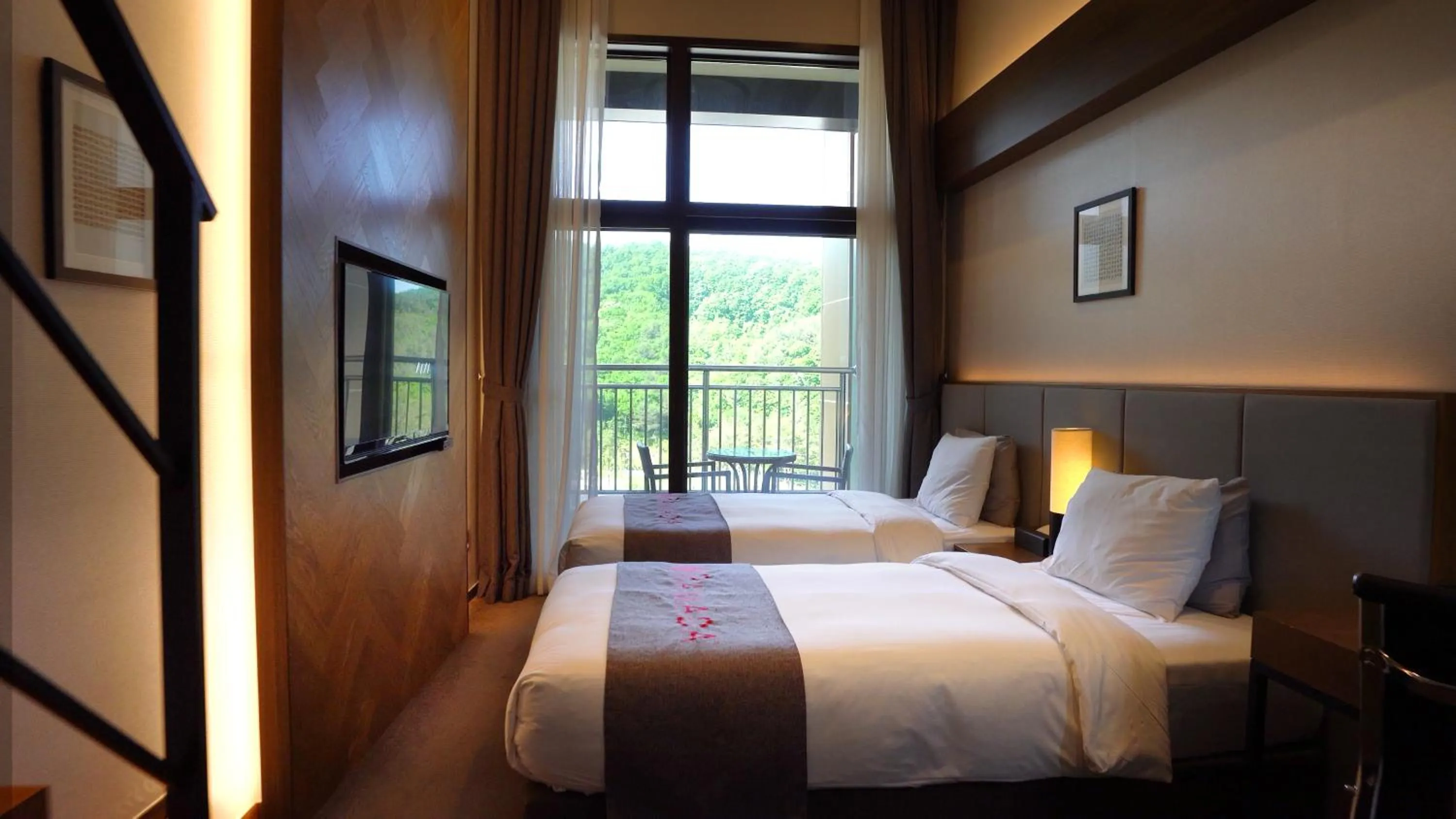 Photo of the whole room, Bed in Ramada Hotel & Suite by Wyndham Gangwon Pyeongchang