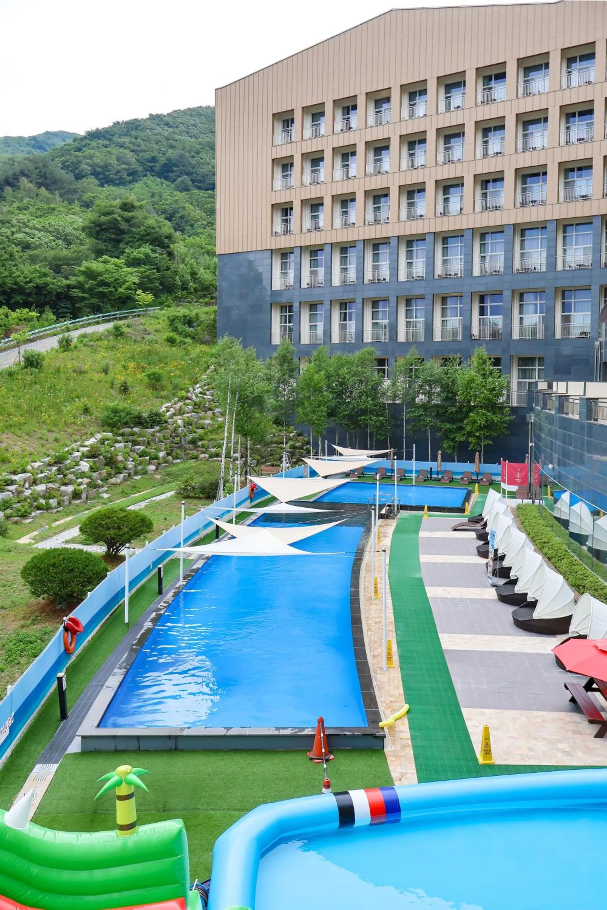 Swimming pool in Ramada Hotel & Suite by Wyndham Gangwon Pyeongchang
