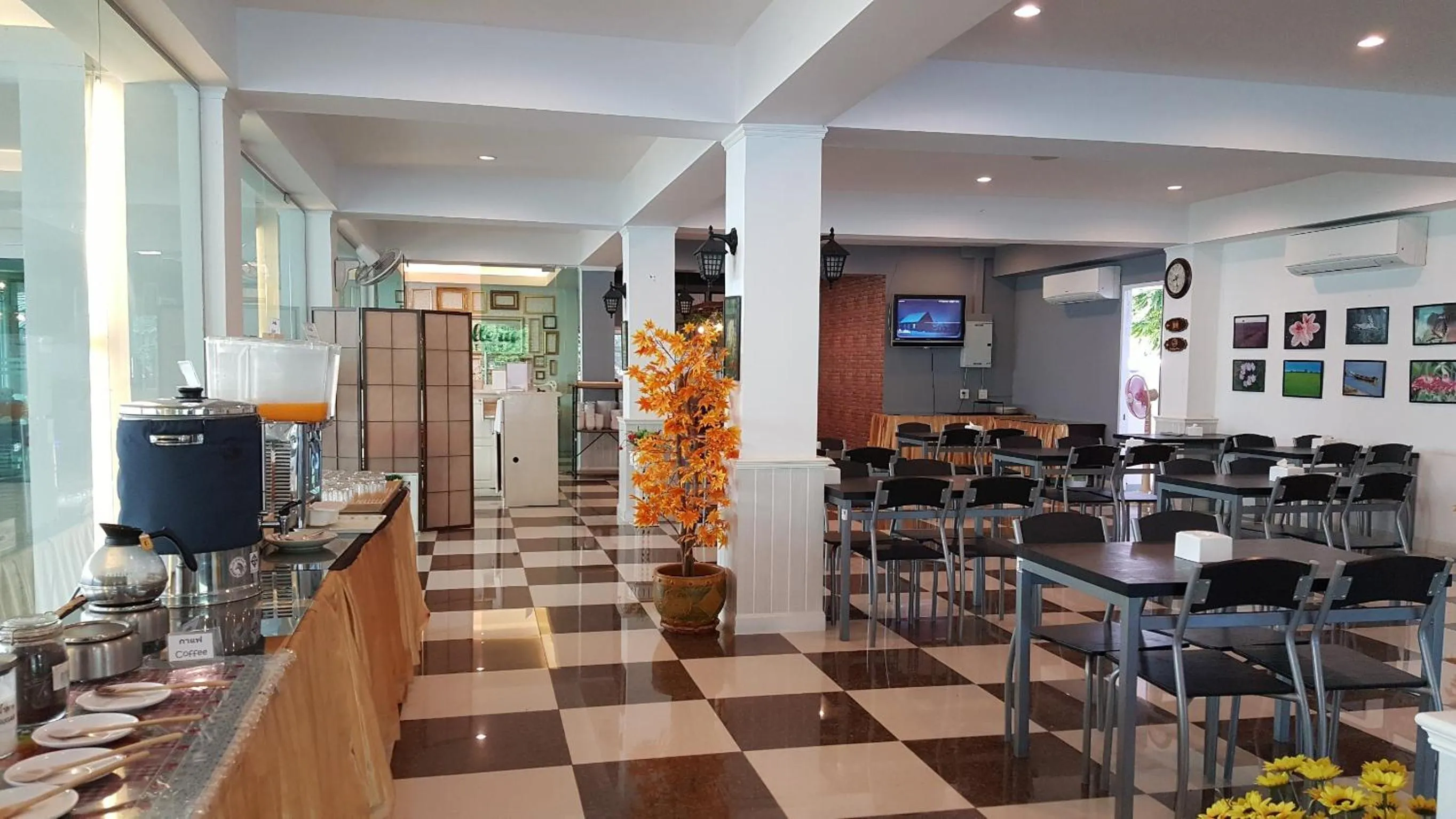 Restaurant/places to eat in Gallery Lake View Hotel
