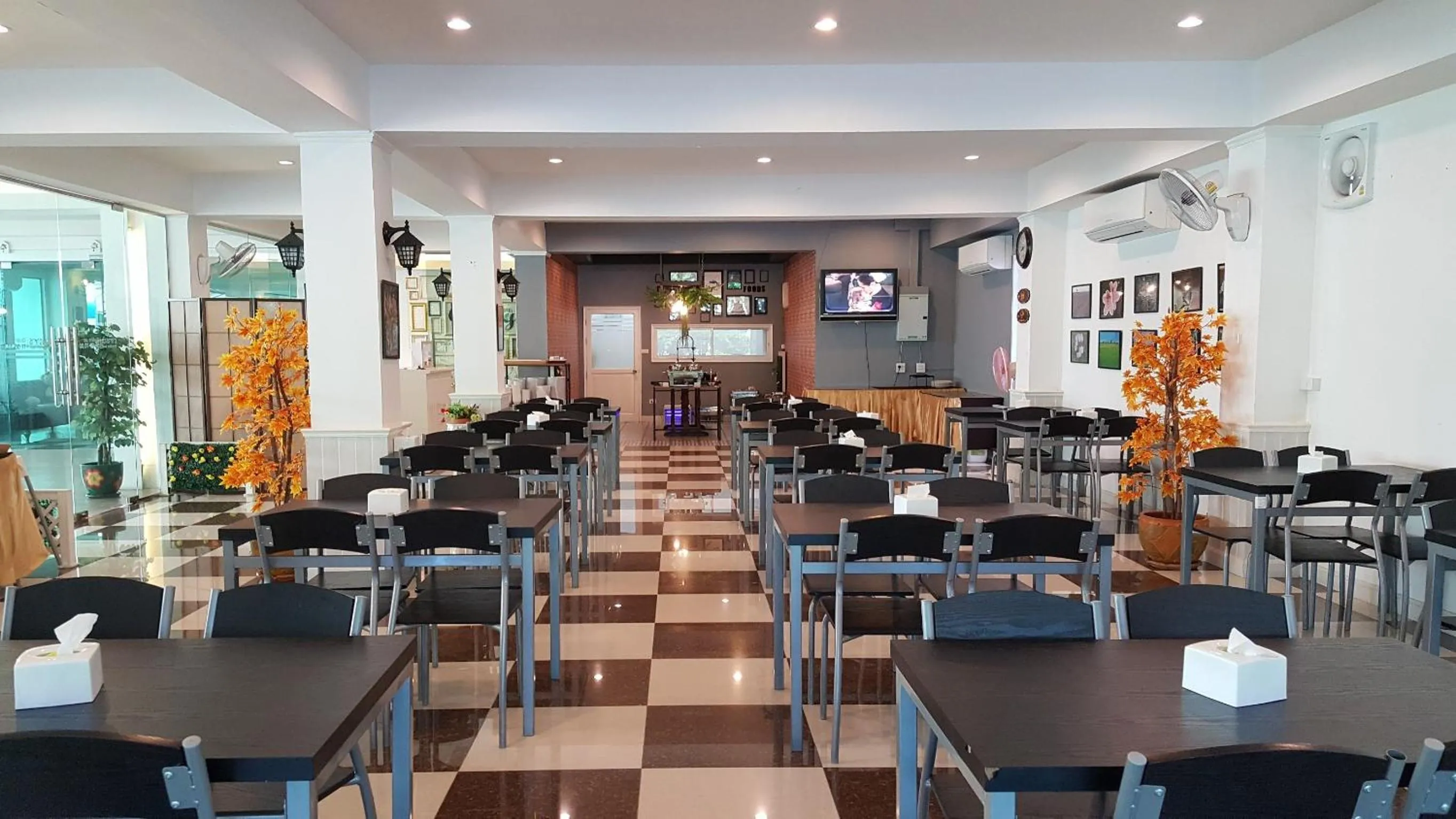 Restaurant/places to eat in Gallery Lake View Hotel