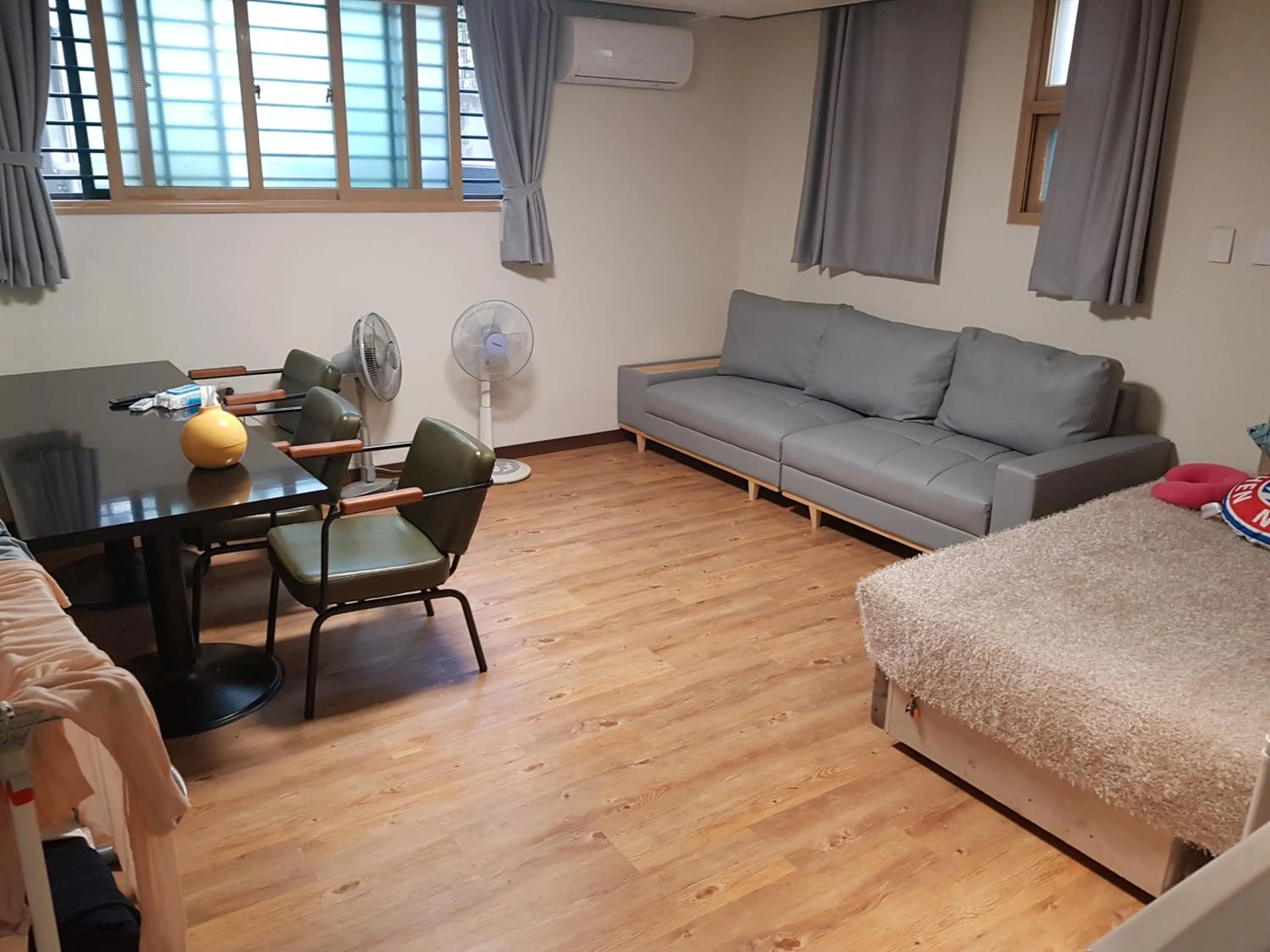 Communal lounge/ TV room in Take 1 Guesthouse Hongdae