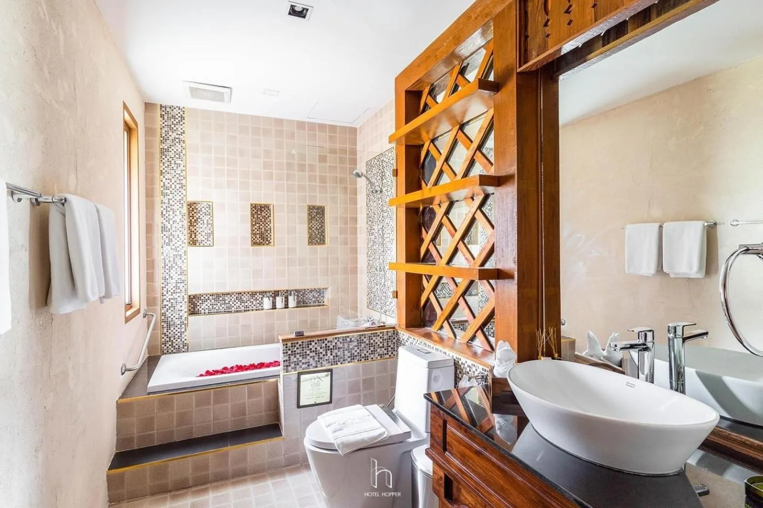 Shower in Phra Singh Village