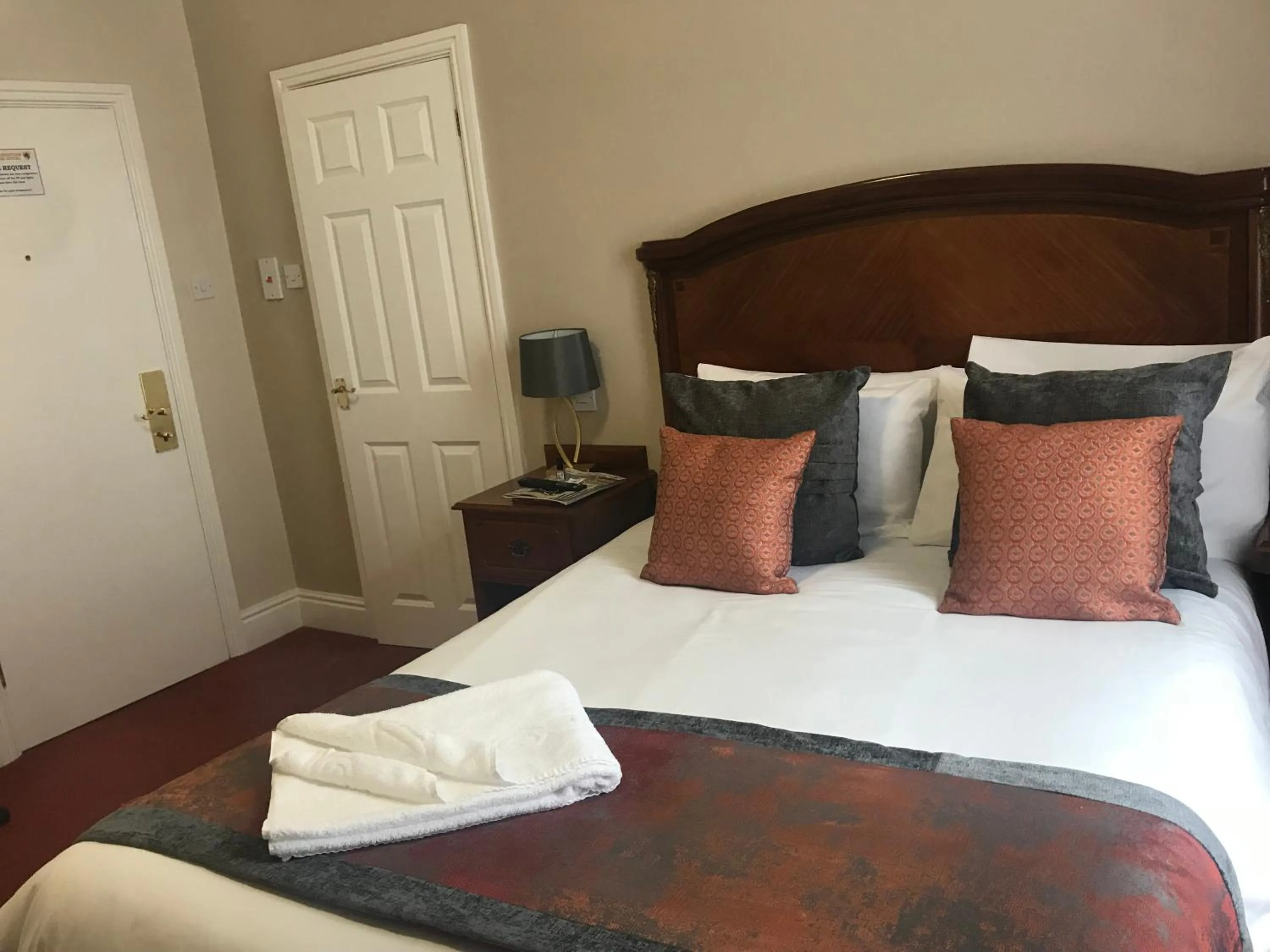 Bedroom, Bed in The Atherstone Red Lion Hotel