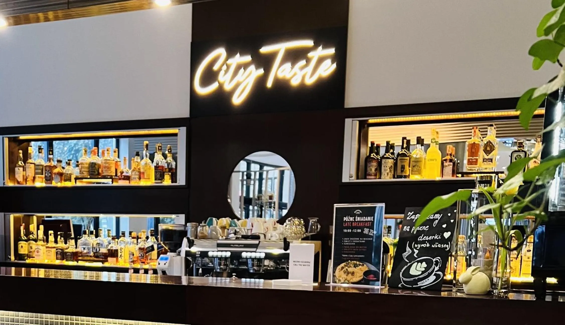 Restaurant/places to eat in City Hotel