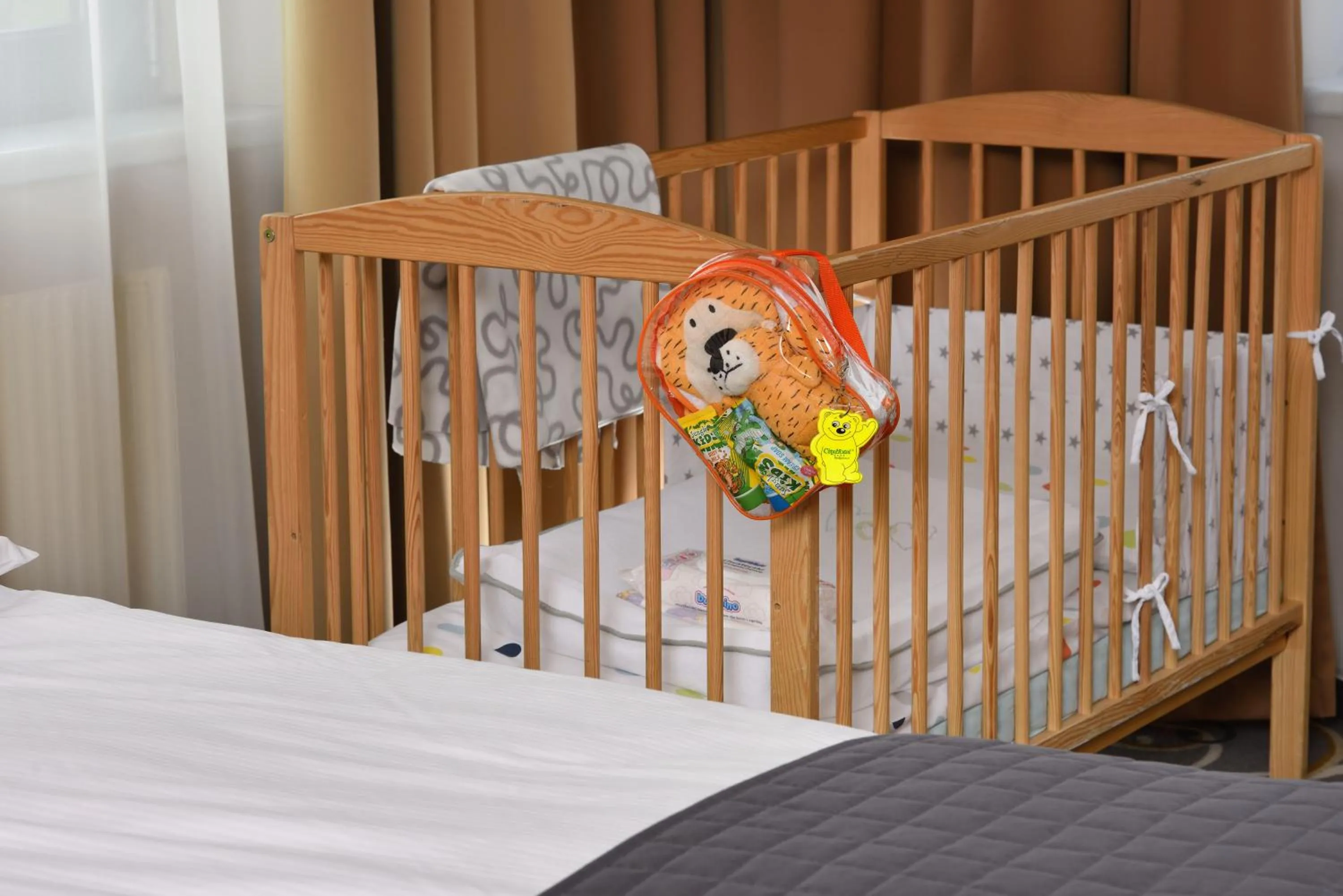 young children, Bed in City Hotel