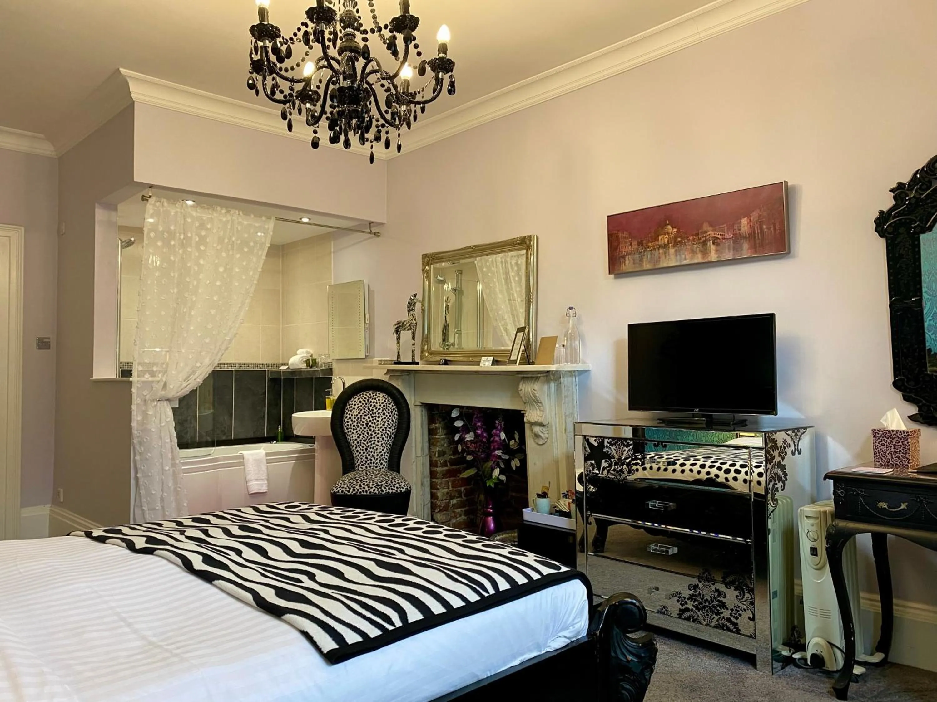 Photo of the whole room, Bed in House of Agnes