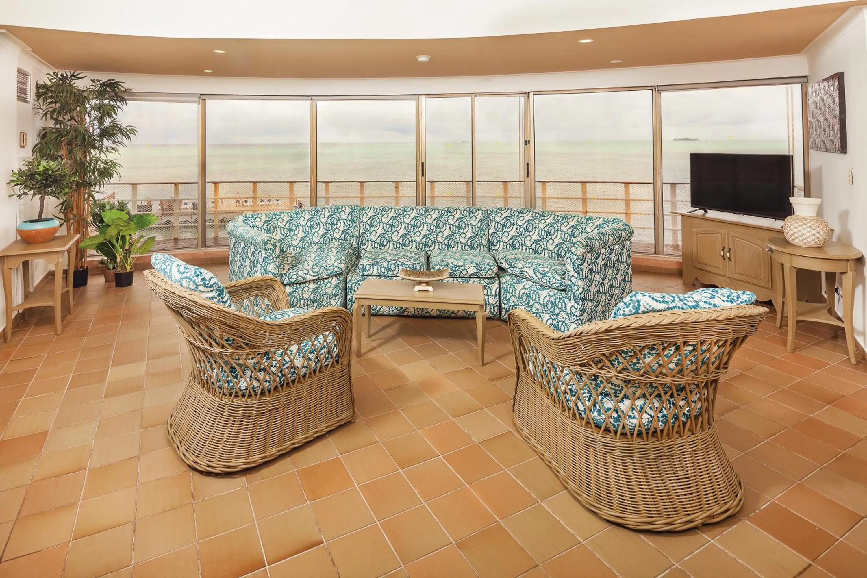 Communal lounge/ TV room in Decameron Aquarium - All Inclusive