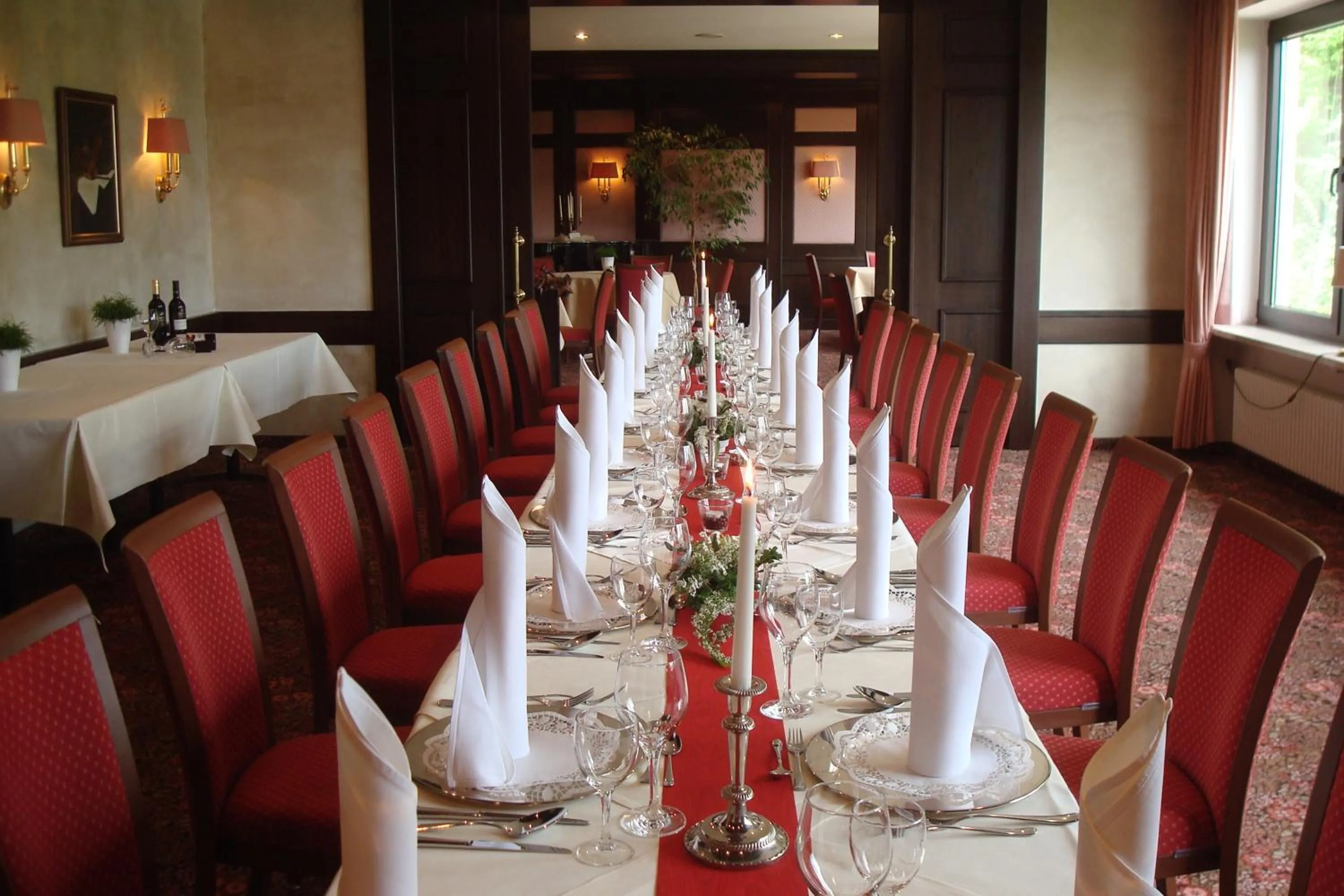 Restaurant/places to eat in Hotel Holl