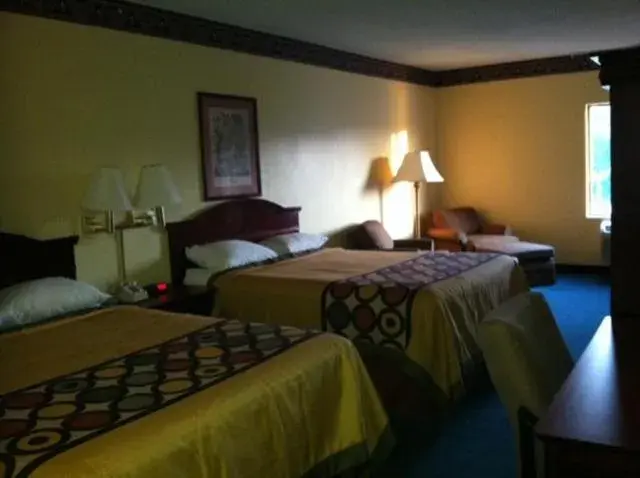 Queen Room with Two Queen Beds - Smoking in Super 8 by Wyndham Piedmont Greenville Area Queen Room with Two Queen Beds - Smoking in Super 8 by Wyndham Piedmont Greenville Area