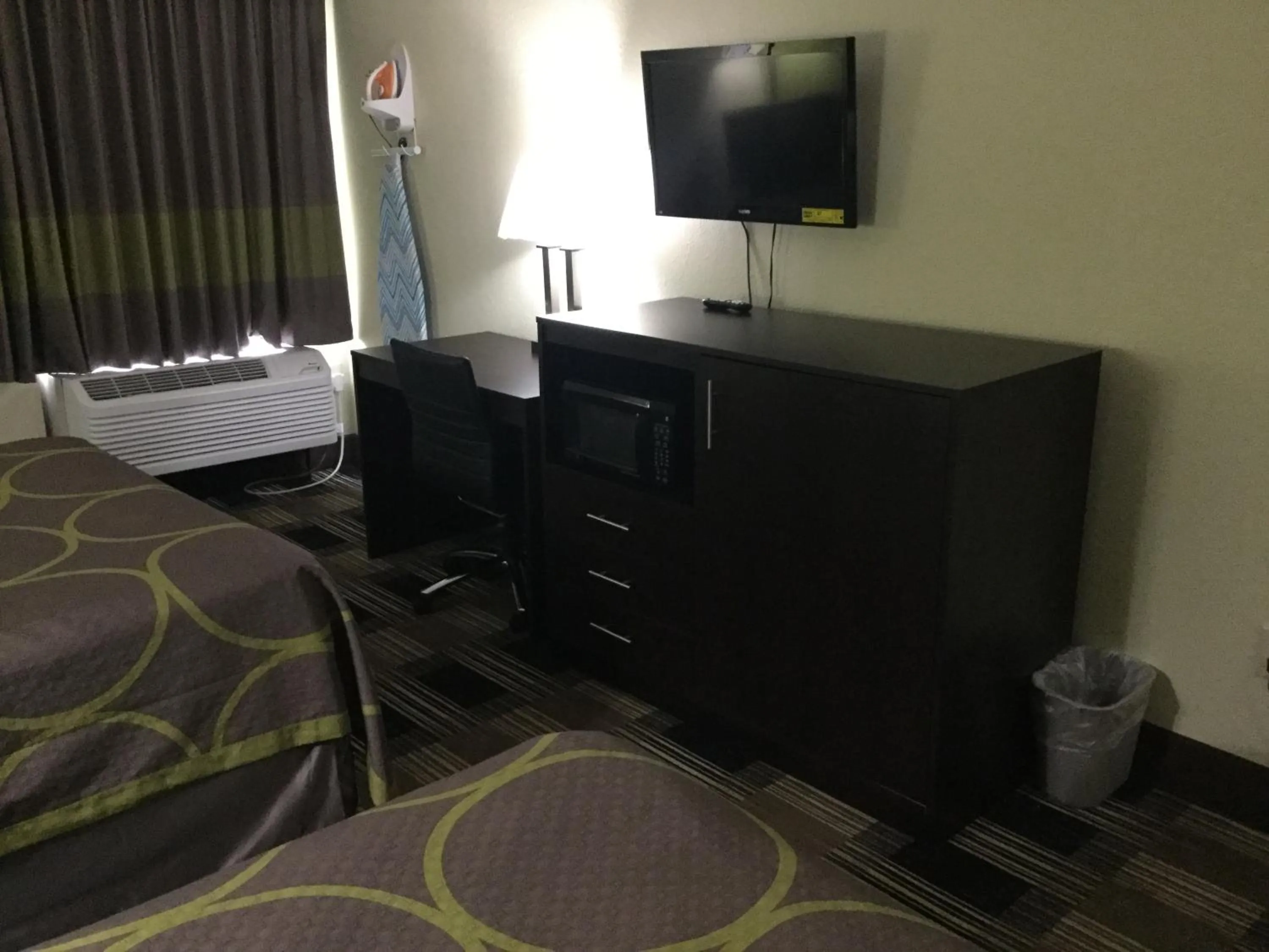Bed in Super 8 by Wyndham Greer/Spartanburg Area