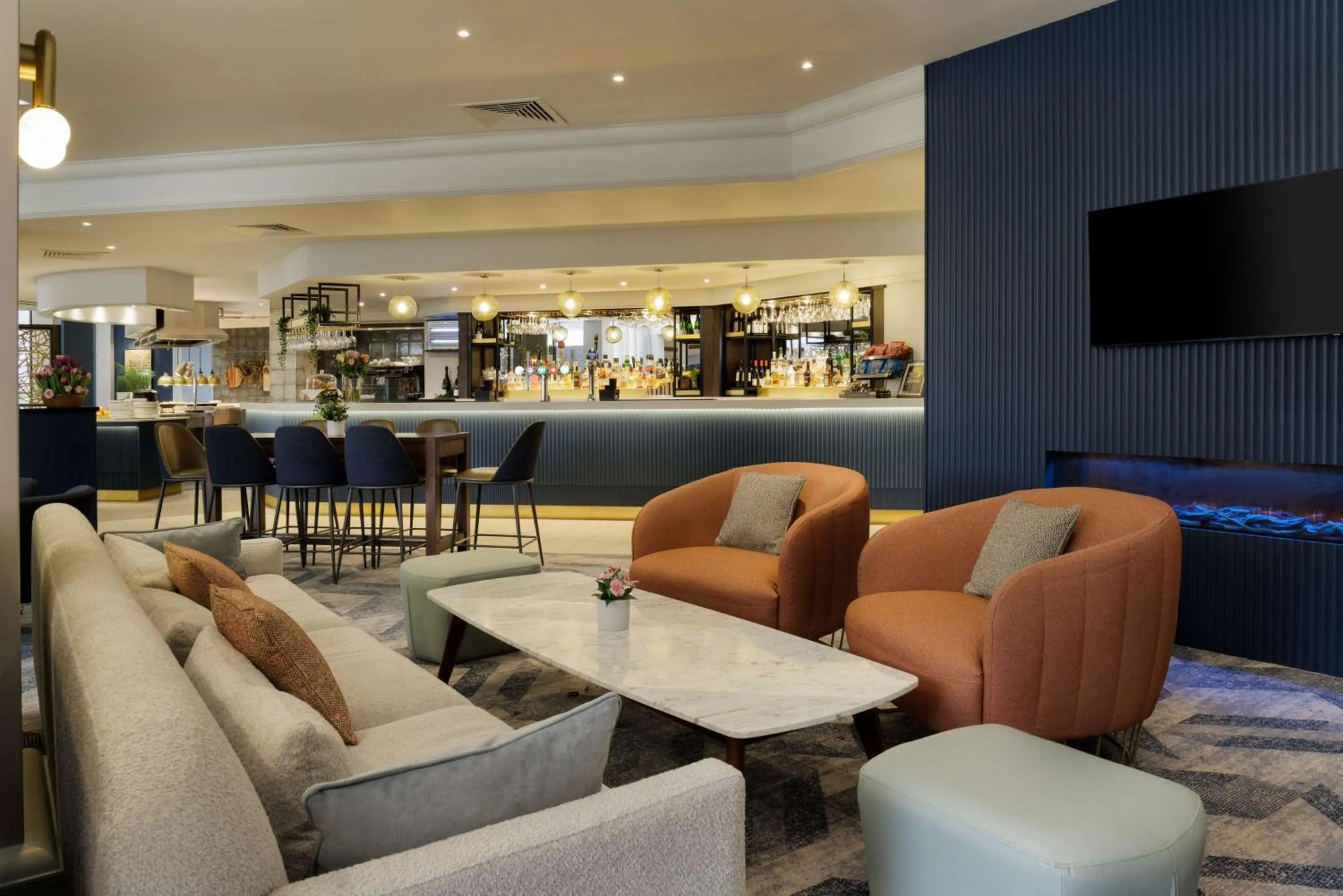 Lounge or bar in DoubleTree by Hilton Manchester Airport