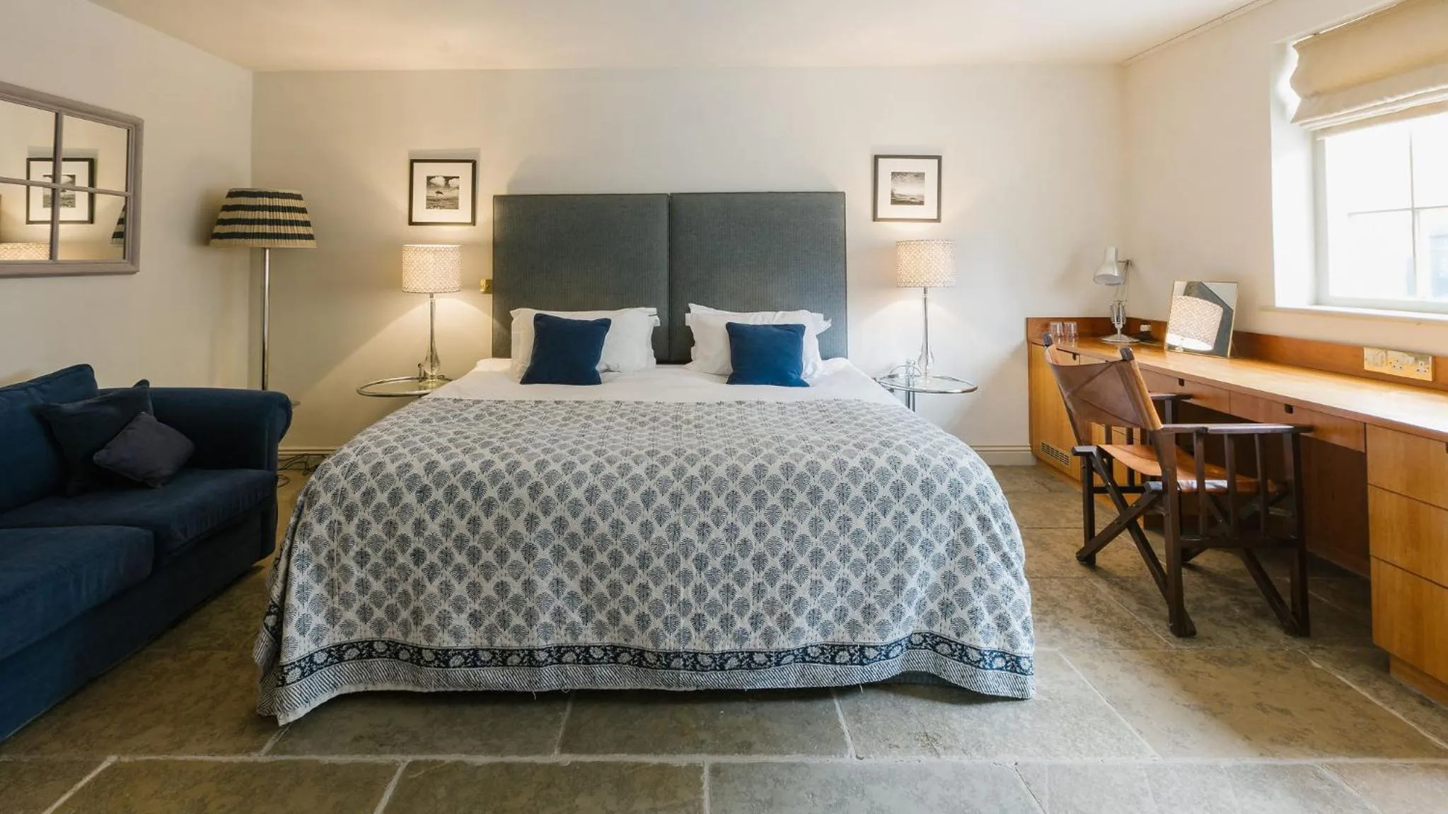 Seating area, Bed in The White Swan Inn