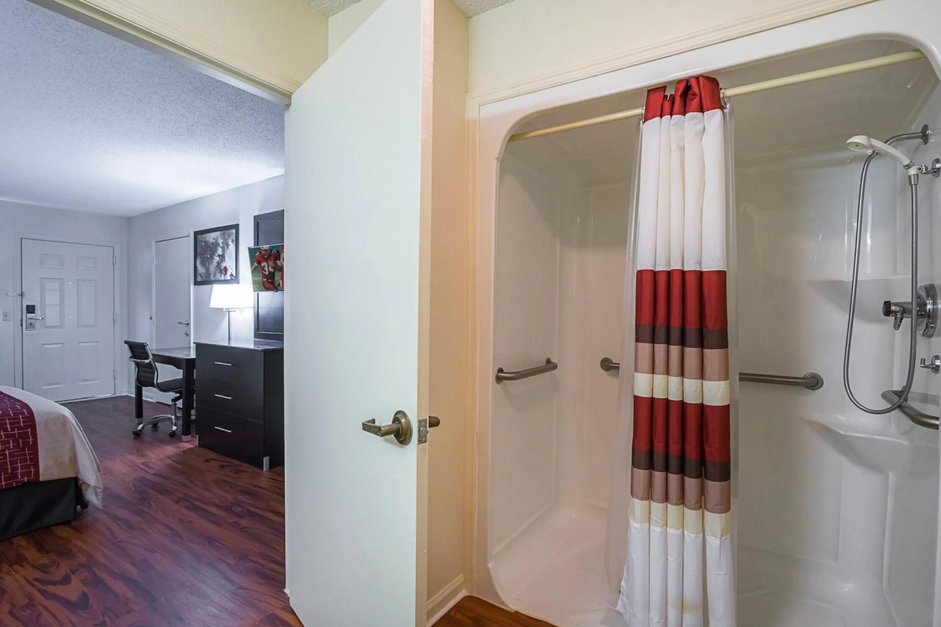 Bathroom, Bed in Red Roof Inn & Suites Scottsboro