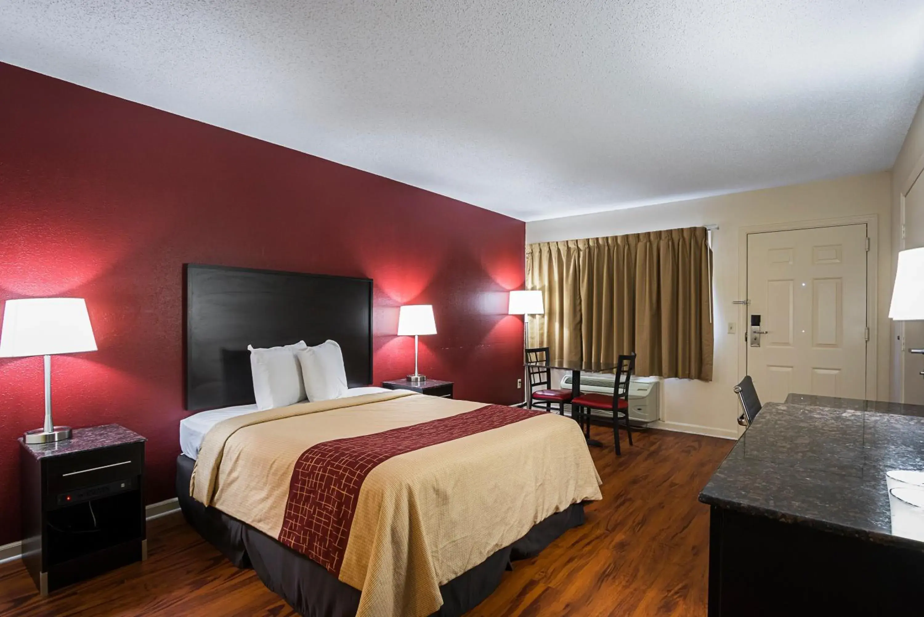 Standard Queen Room Disablility Access Roll-In Shower Non-Smoking in Red Roof Inn & Suites Scottsboro Standard Queen Room Disablility Access Roll-In Shower Non-Smoking in Red Roof Inn & Suites Scottsboro