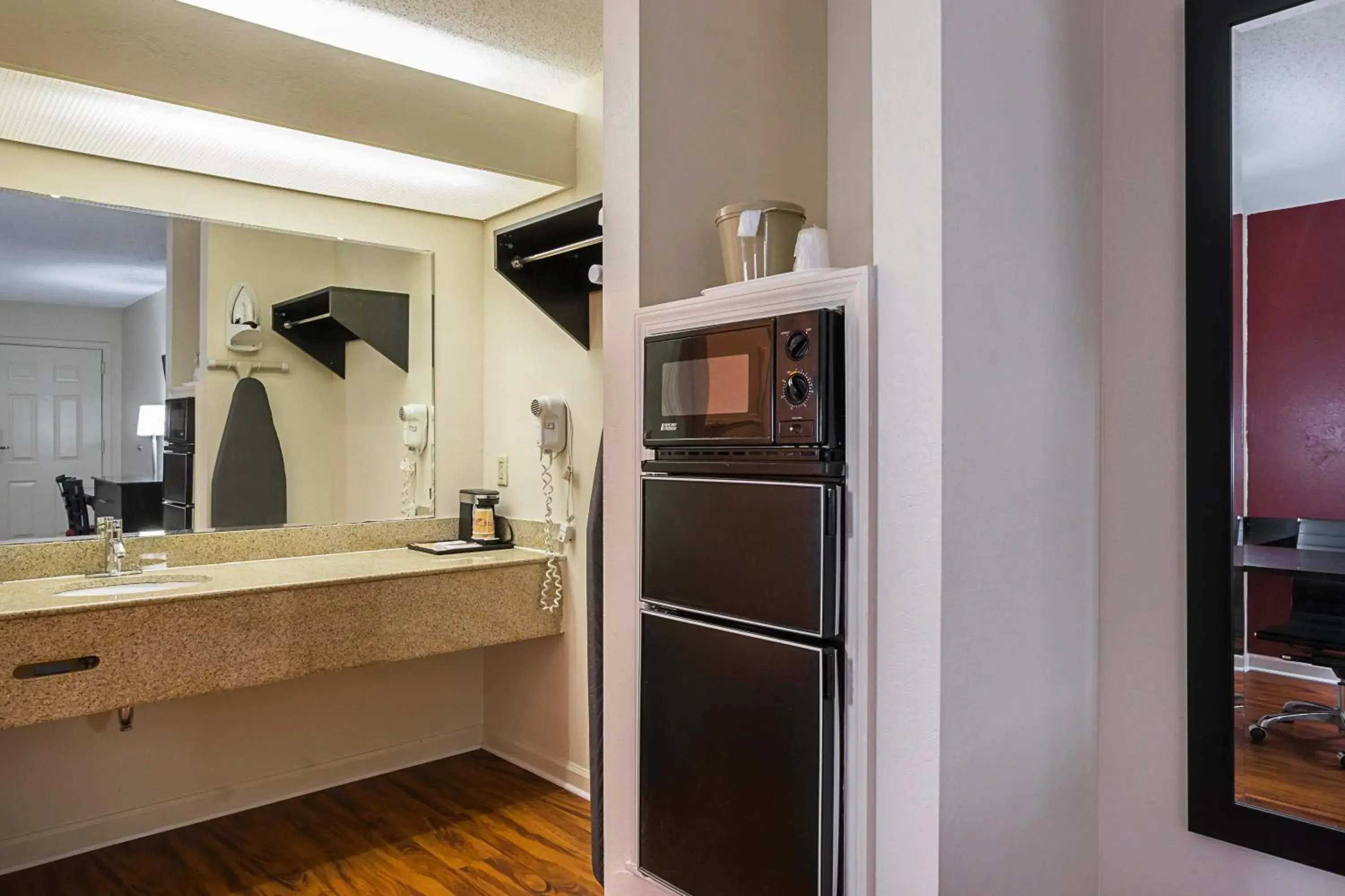 Superior King Room Non-Smoking in Red Roof Inn & Suites Scottsboro Superior King Room Non-Smoking in Red Roof Inn & Suites Scottsboro