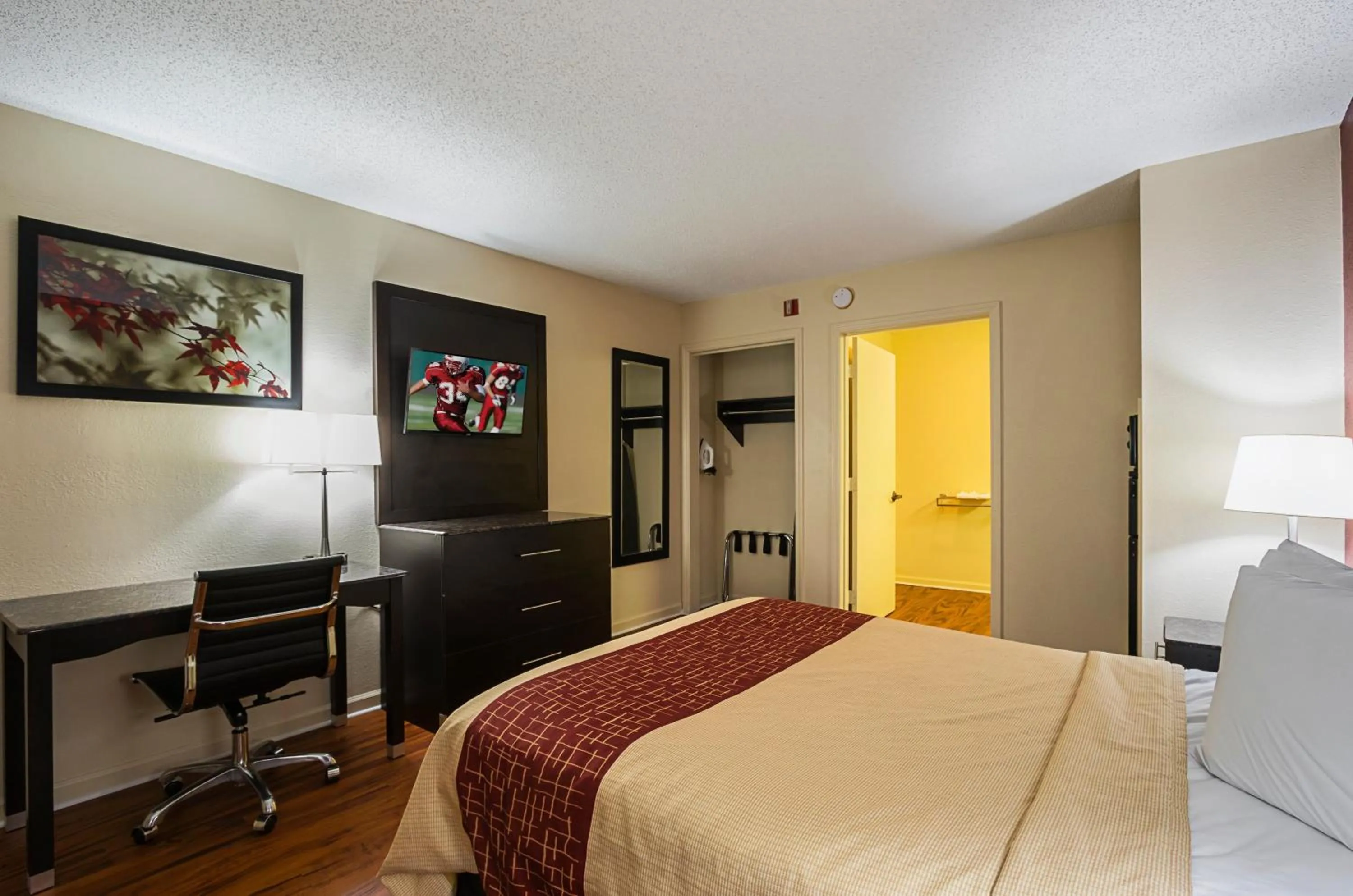 Photo of the whole room, Bed in Red Roof Inn & Suites Scottsboro