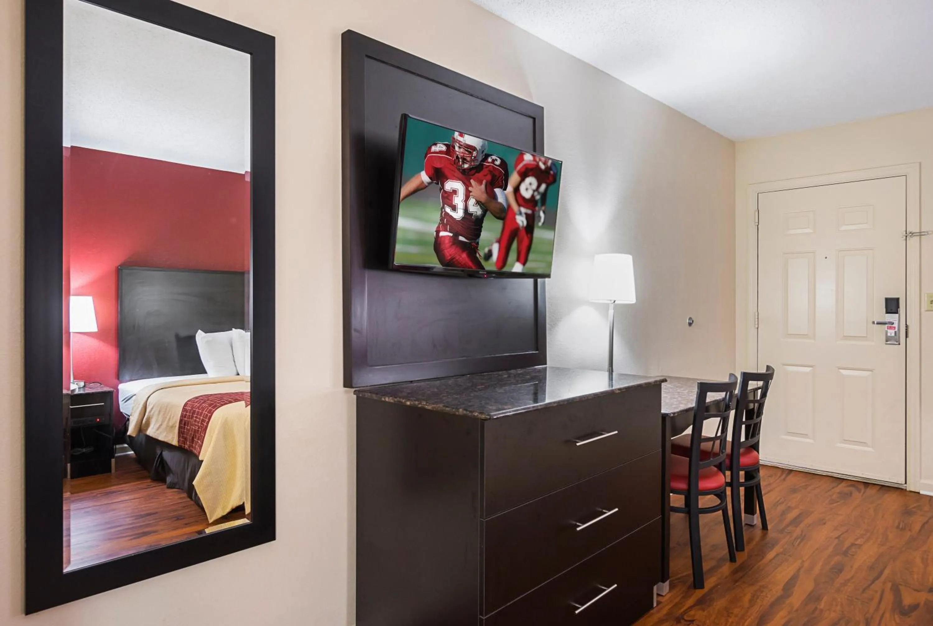 Photo of the whole room, Bed in Red Roof Inn & Suites Scottsboro