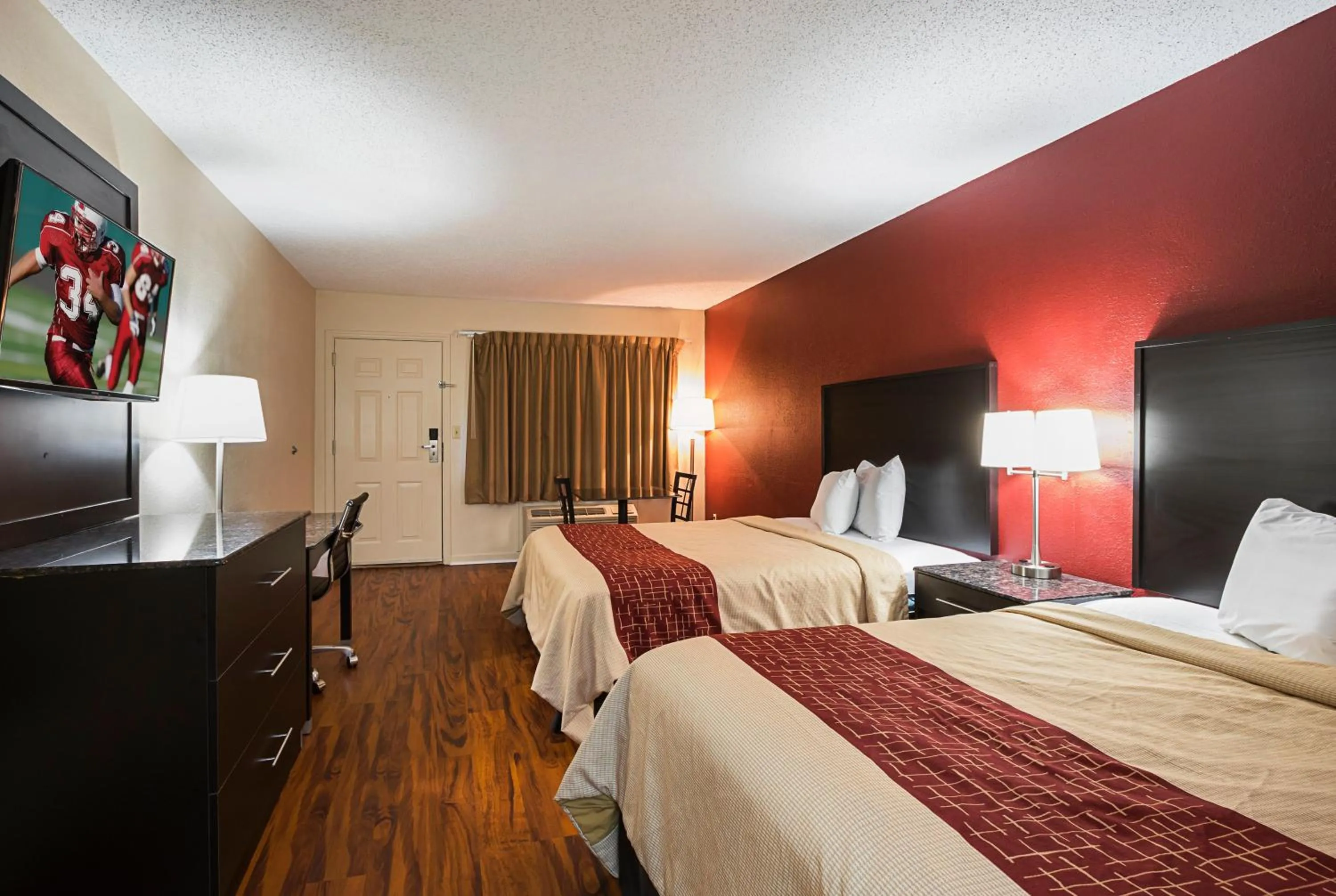 Photo of the whole room, Bed in Red Roof Inn & Suites Scottsboro