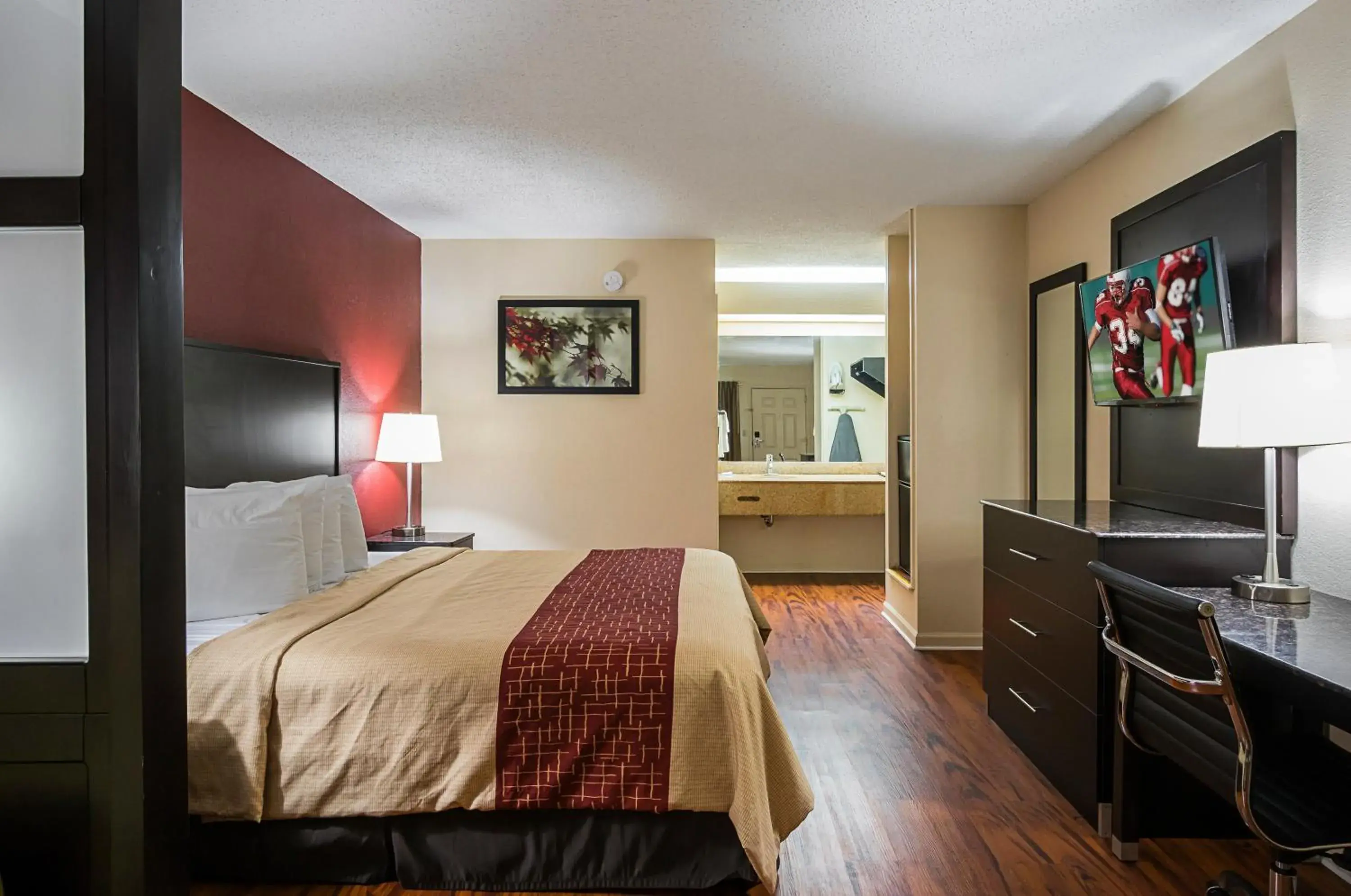 Suite King Room Smoking in Red Roof Inn & Suites Scottsboro Suite King Room Smoking in Red Roof Inn & Suites Scottsboro