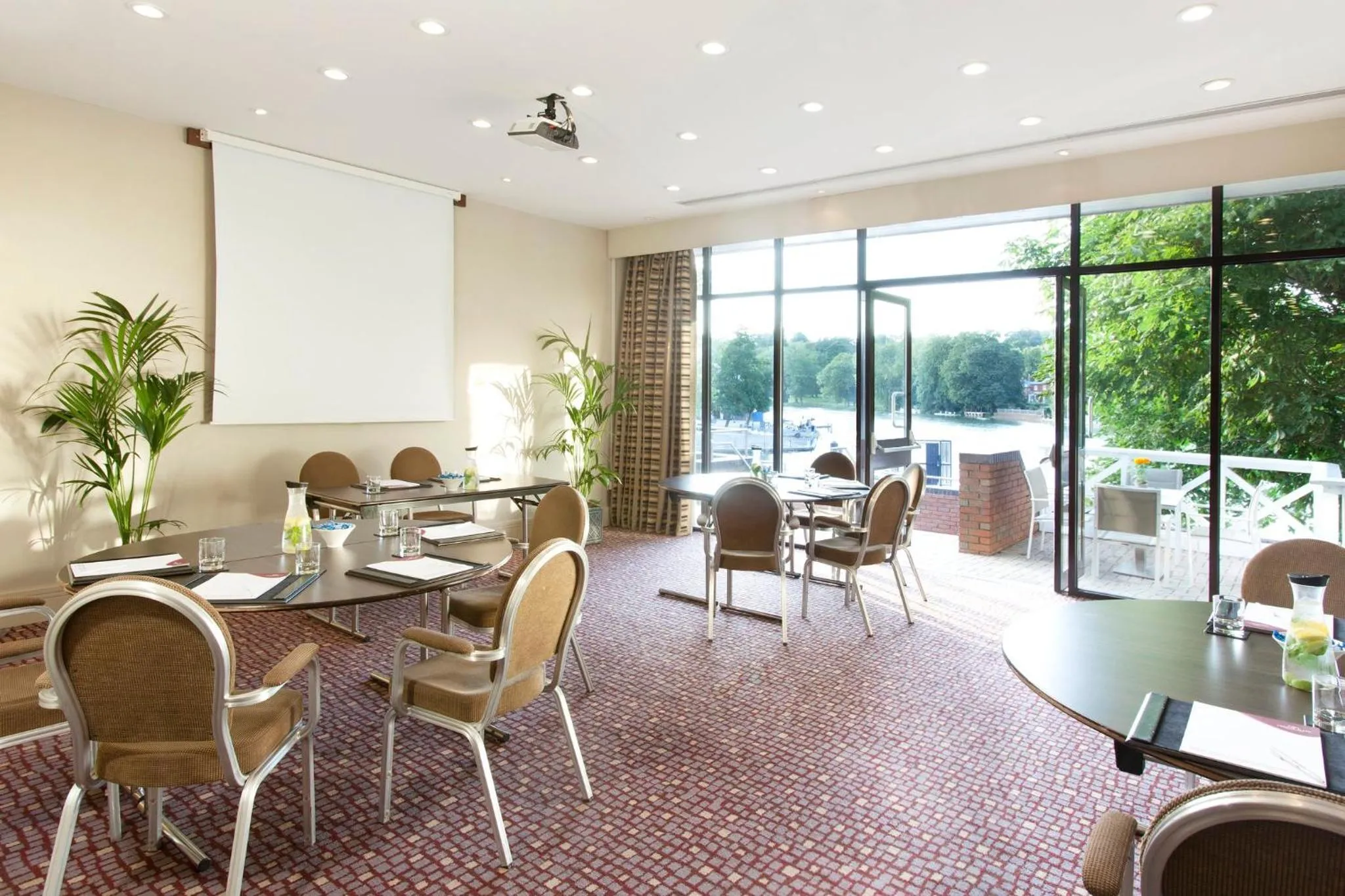 Meeting/conference room in Crowne Plaza Reading