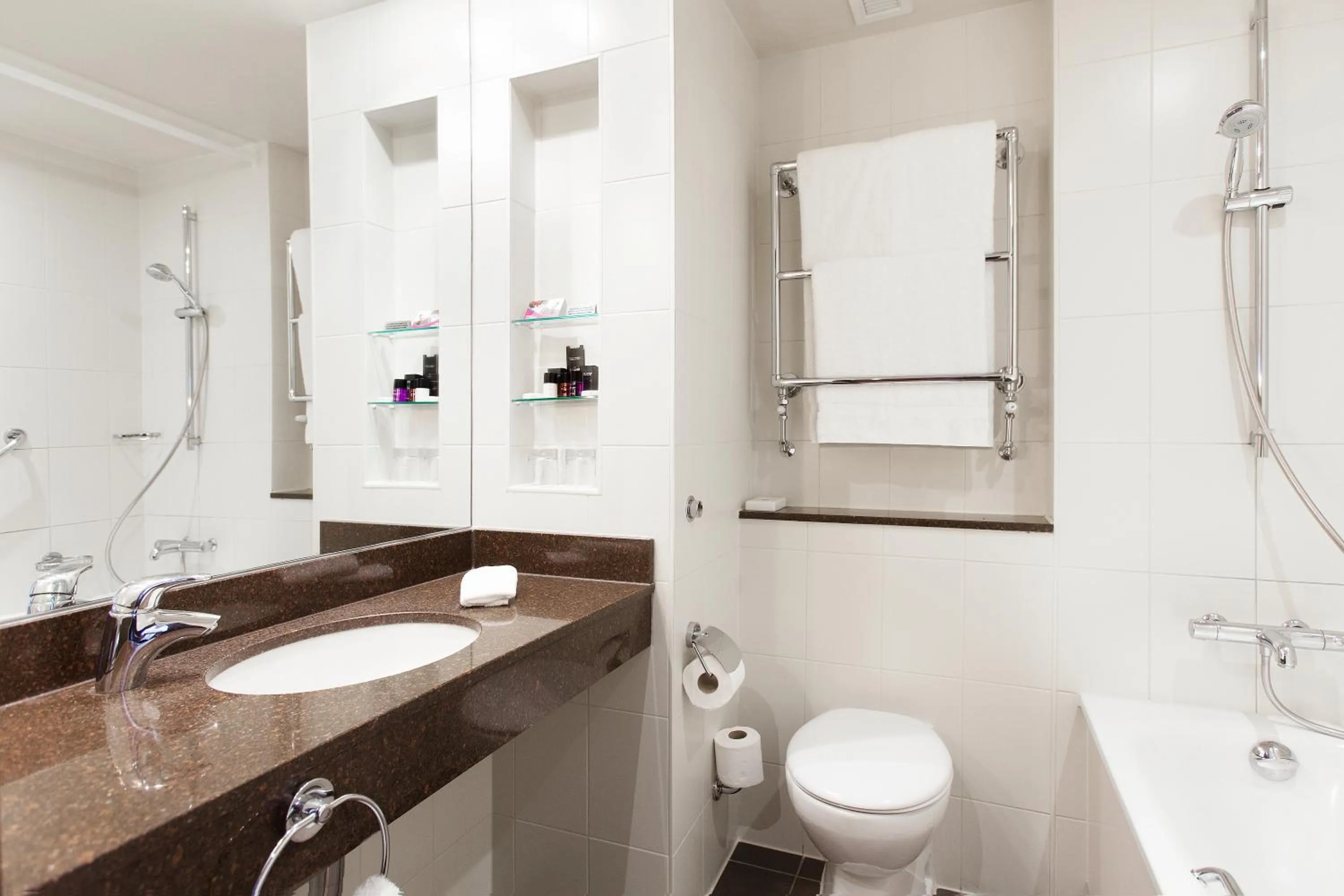 Shower in Crowne Plaza Reading