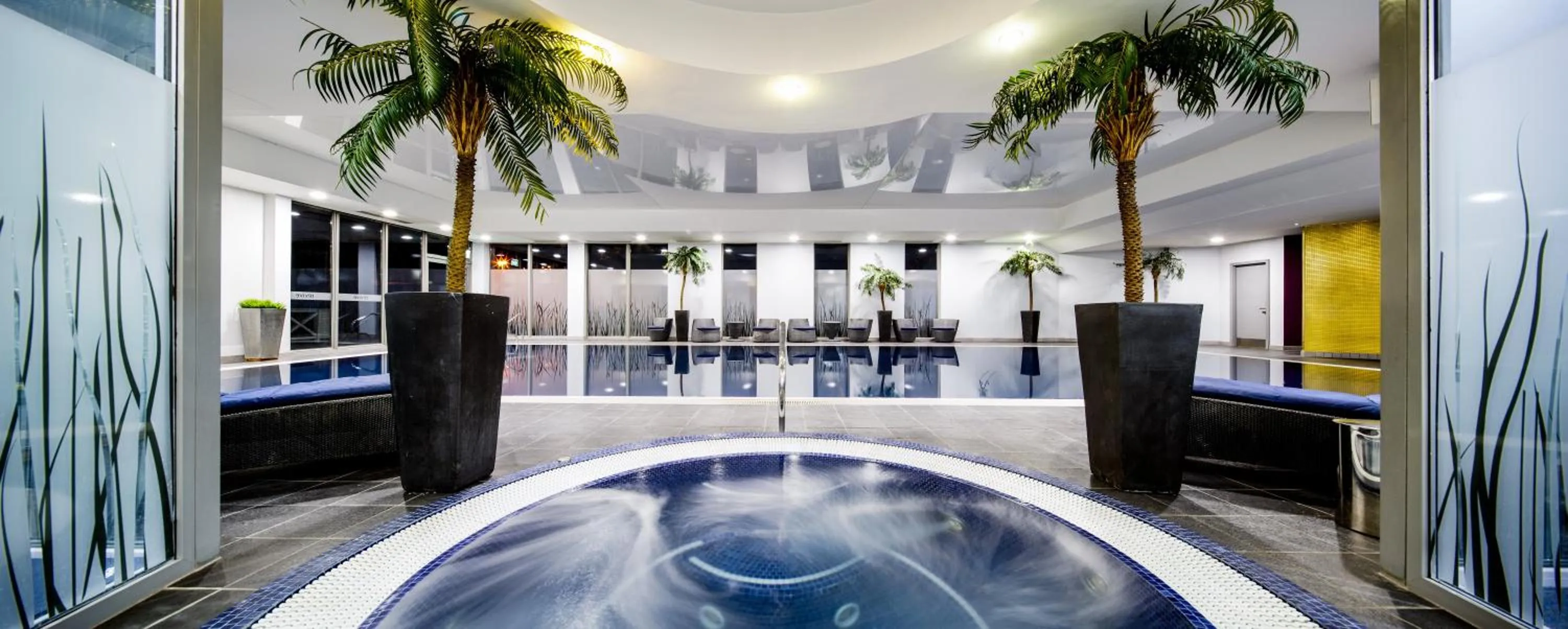 Swimming pool in Crowne Plaza Reading