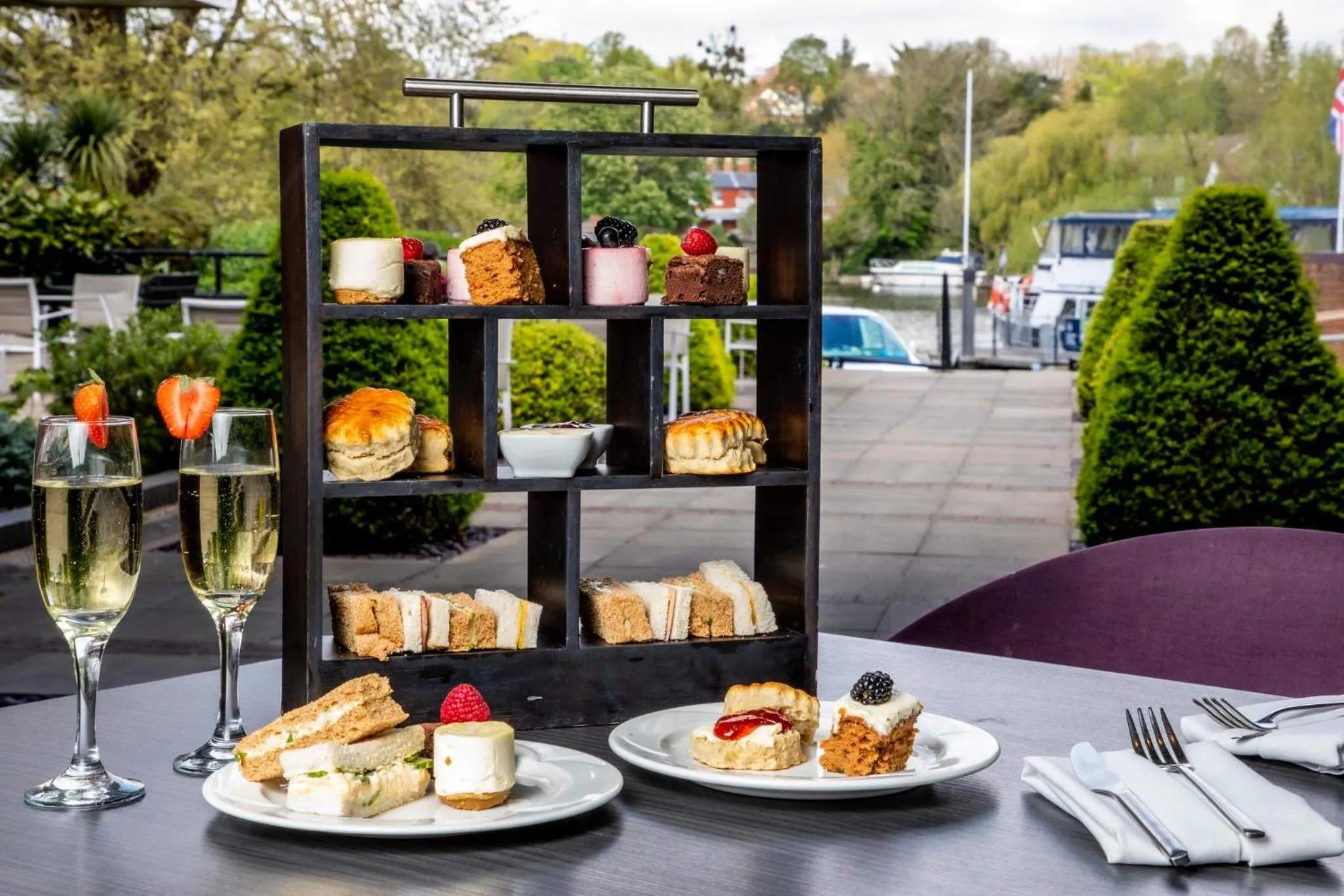 Restaurant/places to eat in Crowne Plaza Reading