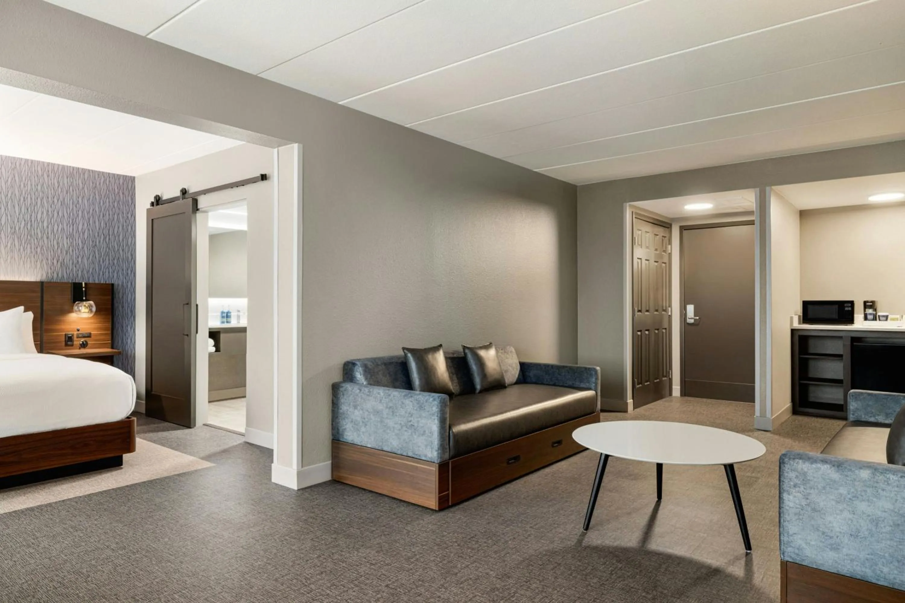 Photo of the whole room, Bed in Four Points by Sheraton Columbus-Polaris