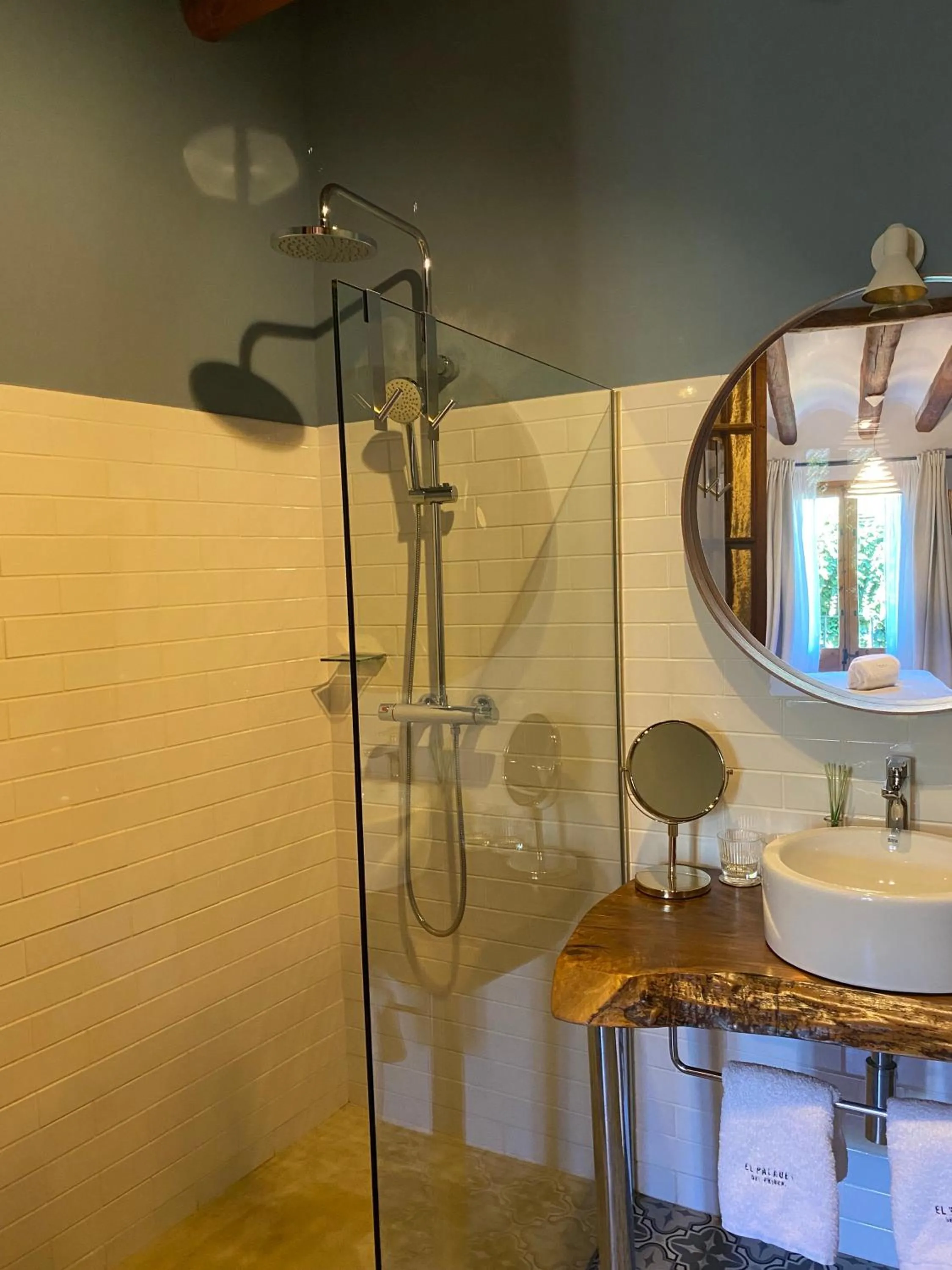 Shower in El Palauet del Priorat