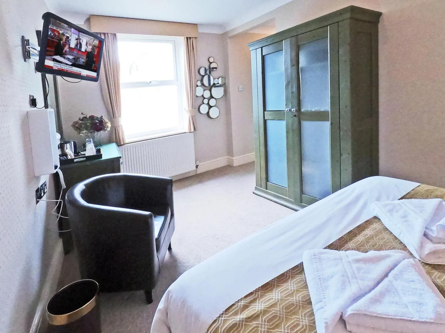 Bedroom, Bed in Riviera Lodge Hotel