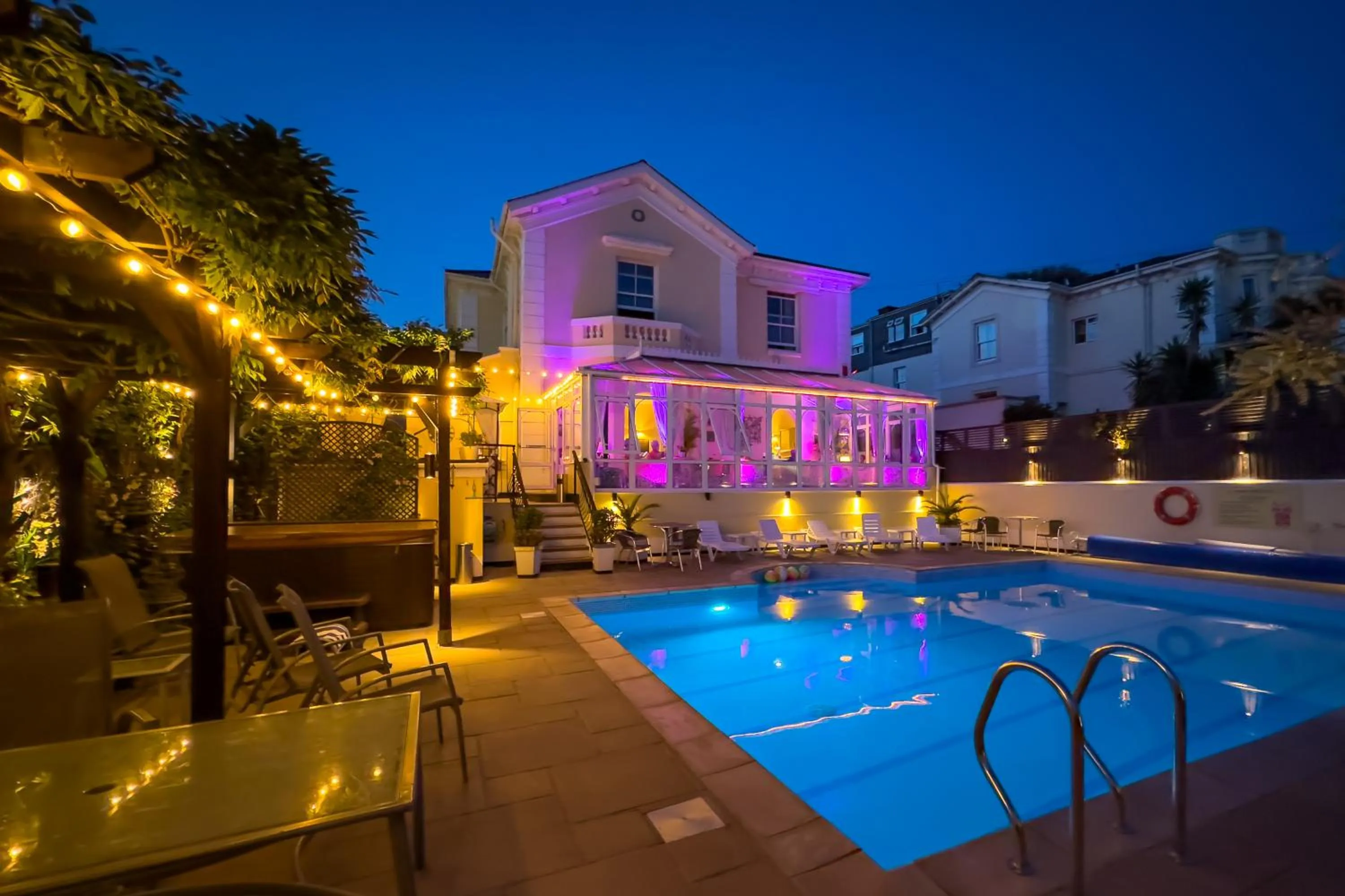 Swimming pool in Riviera Lodge Hotel