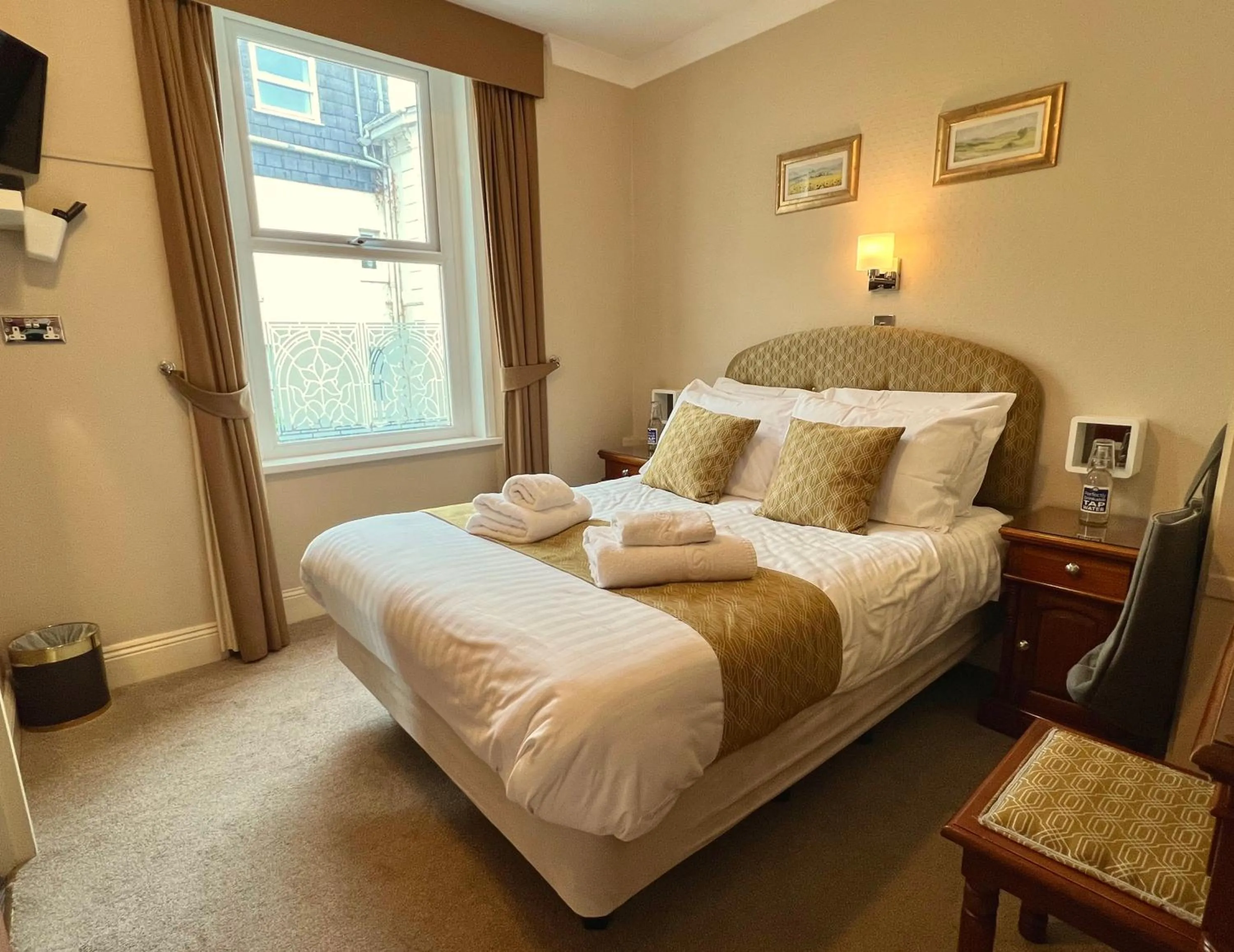 Bedroom, Bed in Riviera Lodge Hotel