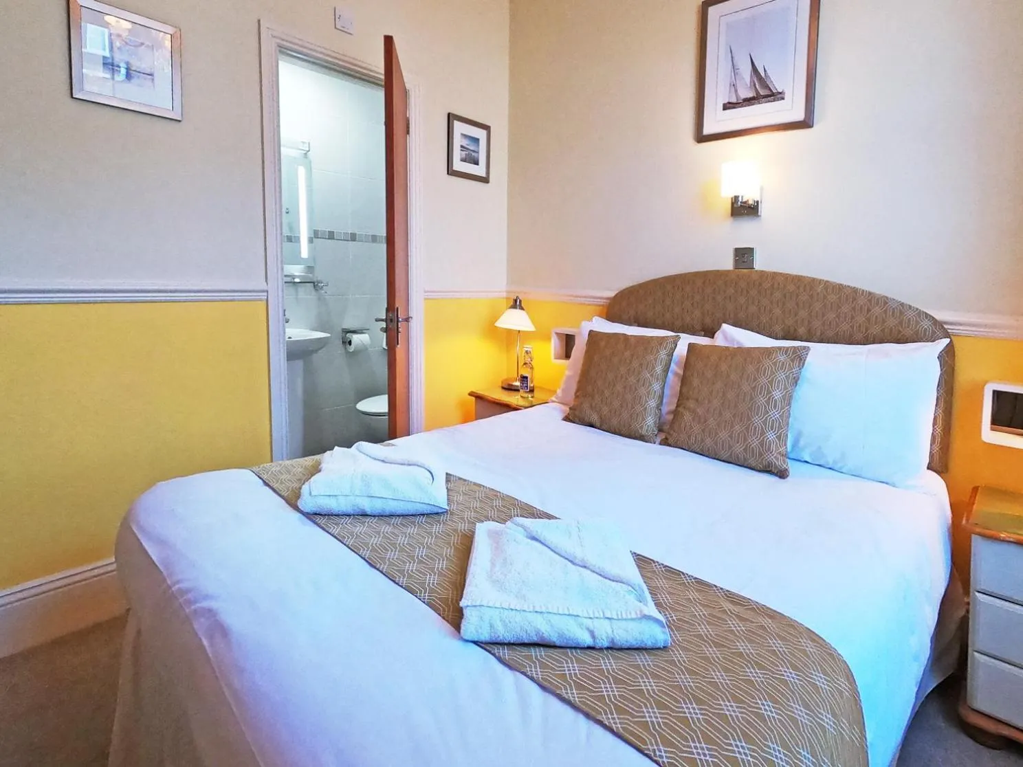 Bedroom, Bed in Riviera Lodge Hotel