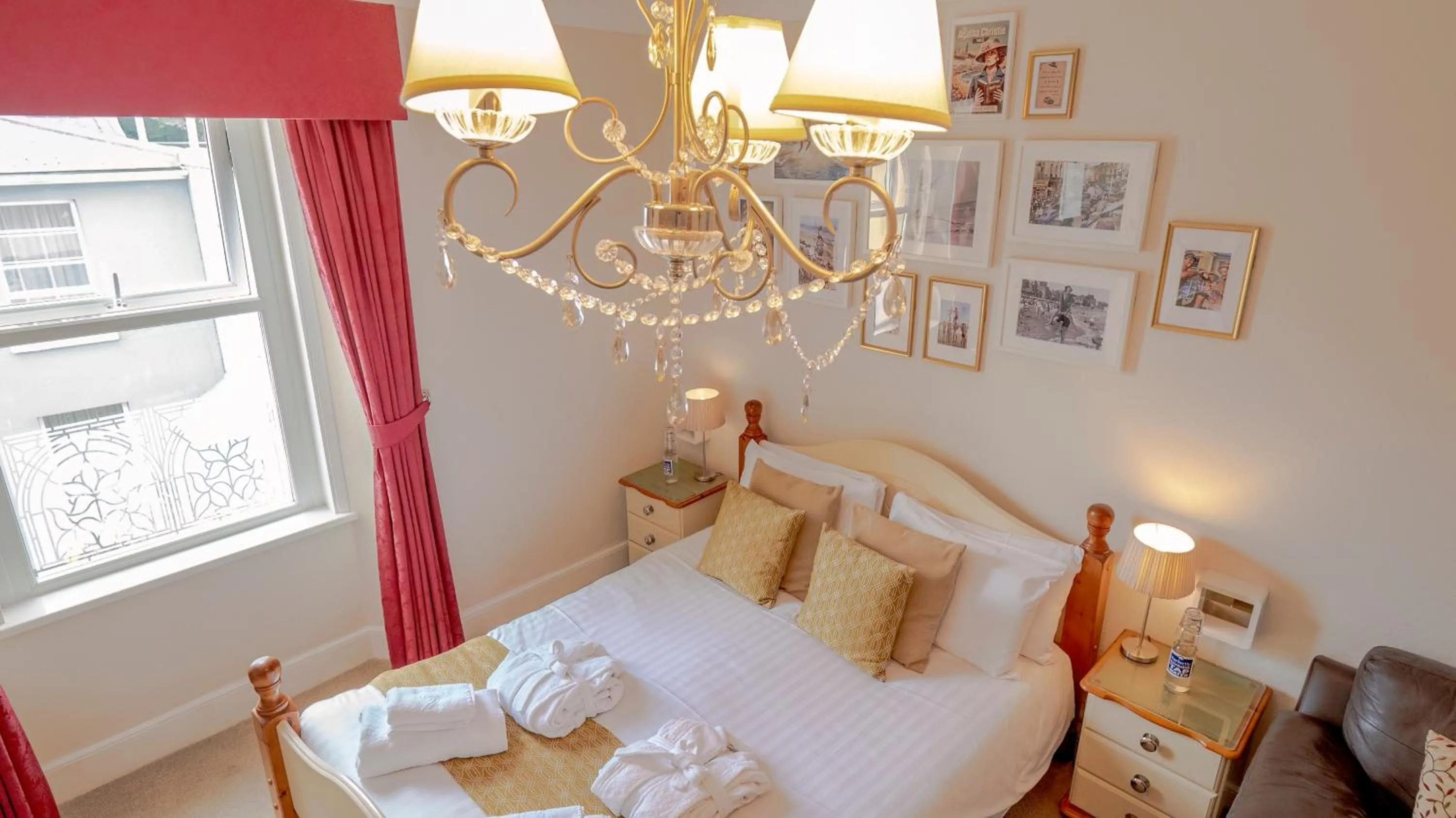 Bed in Riviera Lodge Hotel