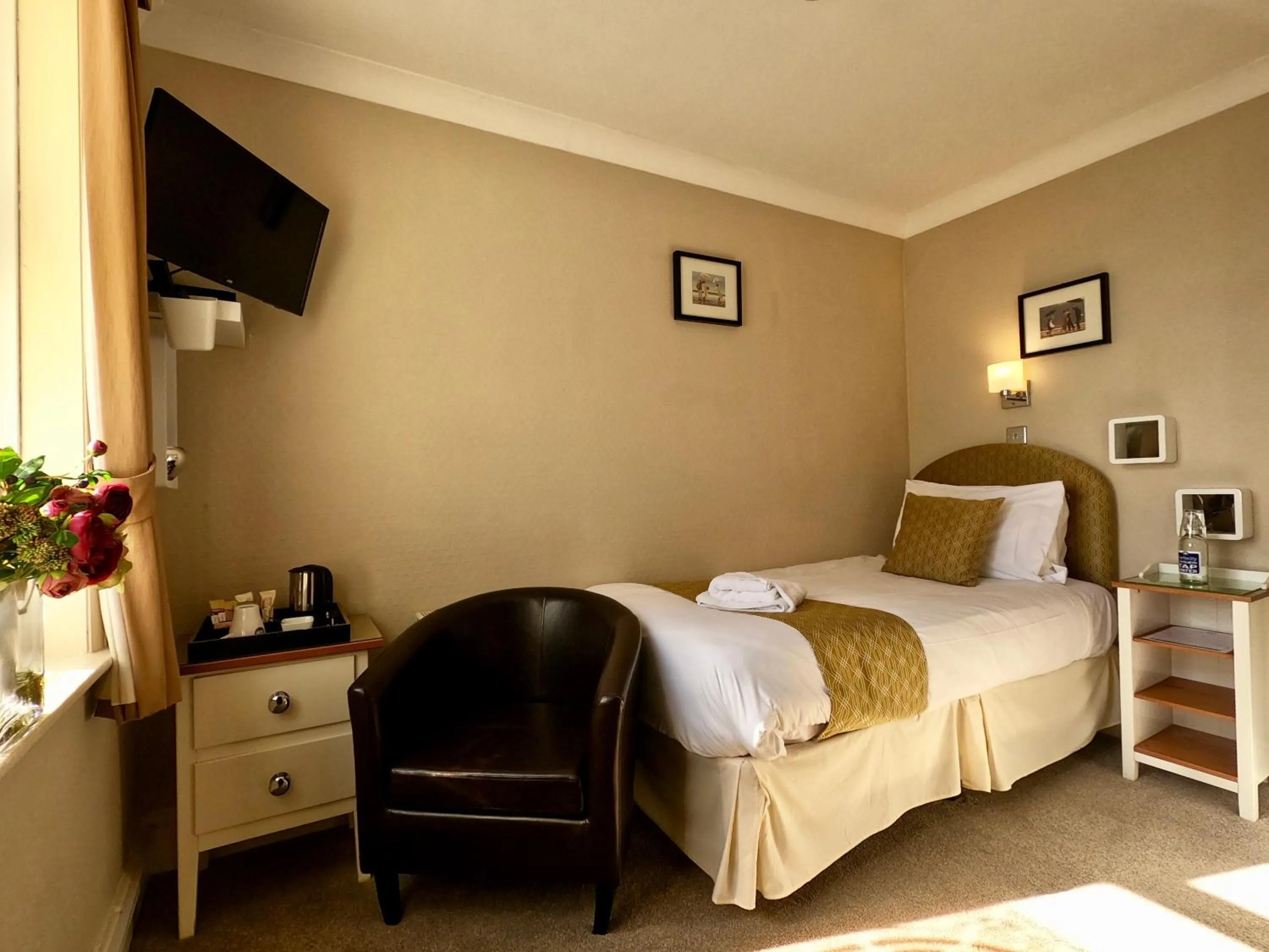 Bedroom, Bed in Riviera Lodge Hotel