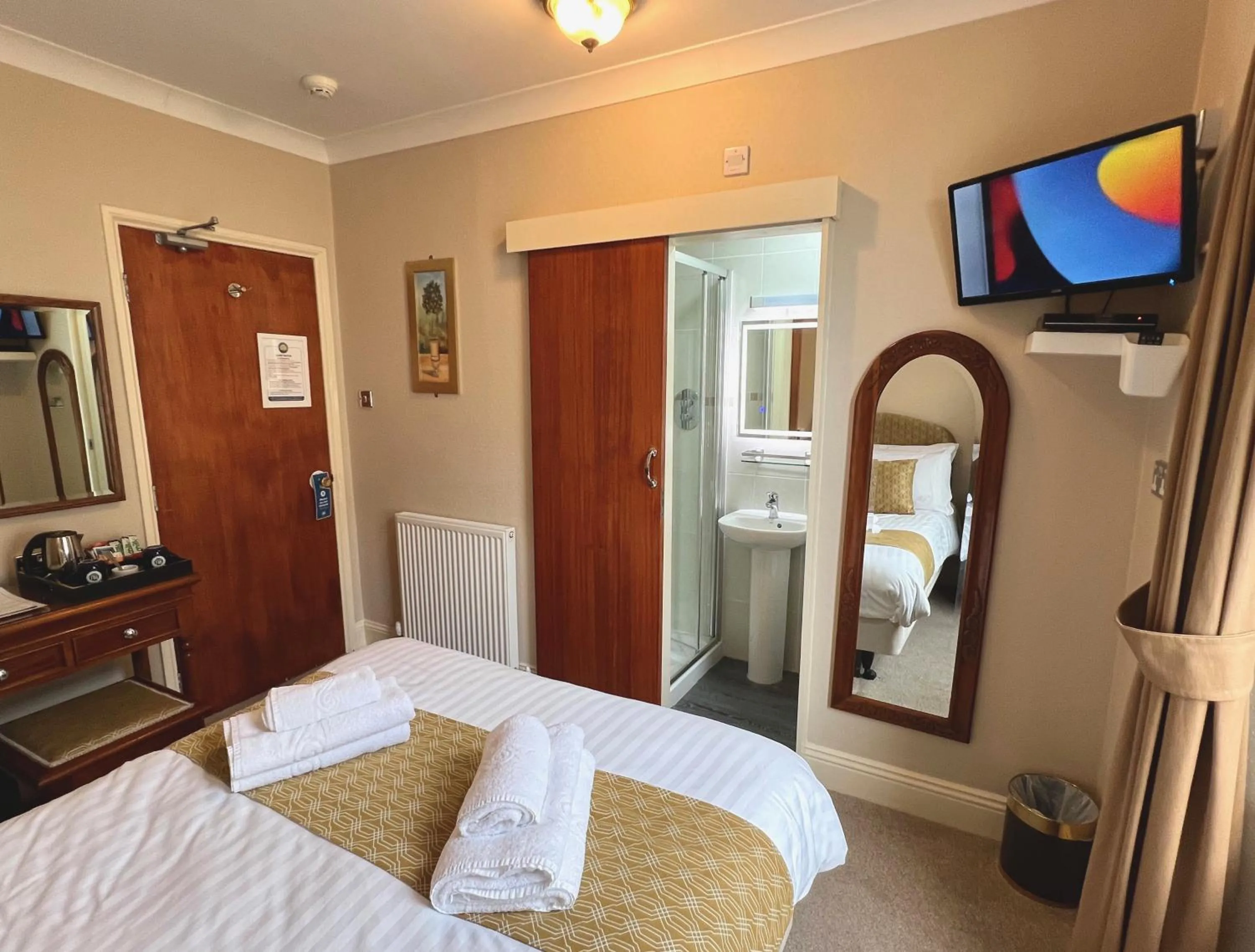 Photo of the whole room, Bed in Riviera Lodge Hotel