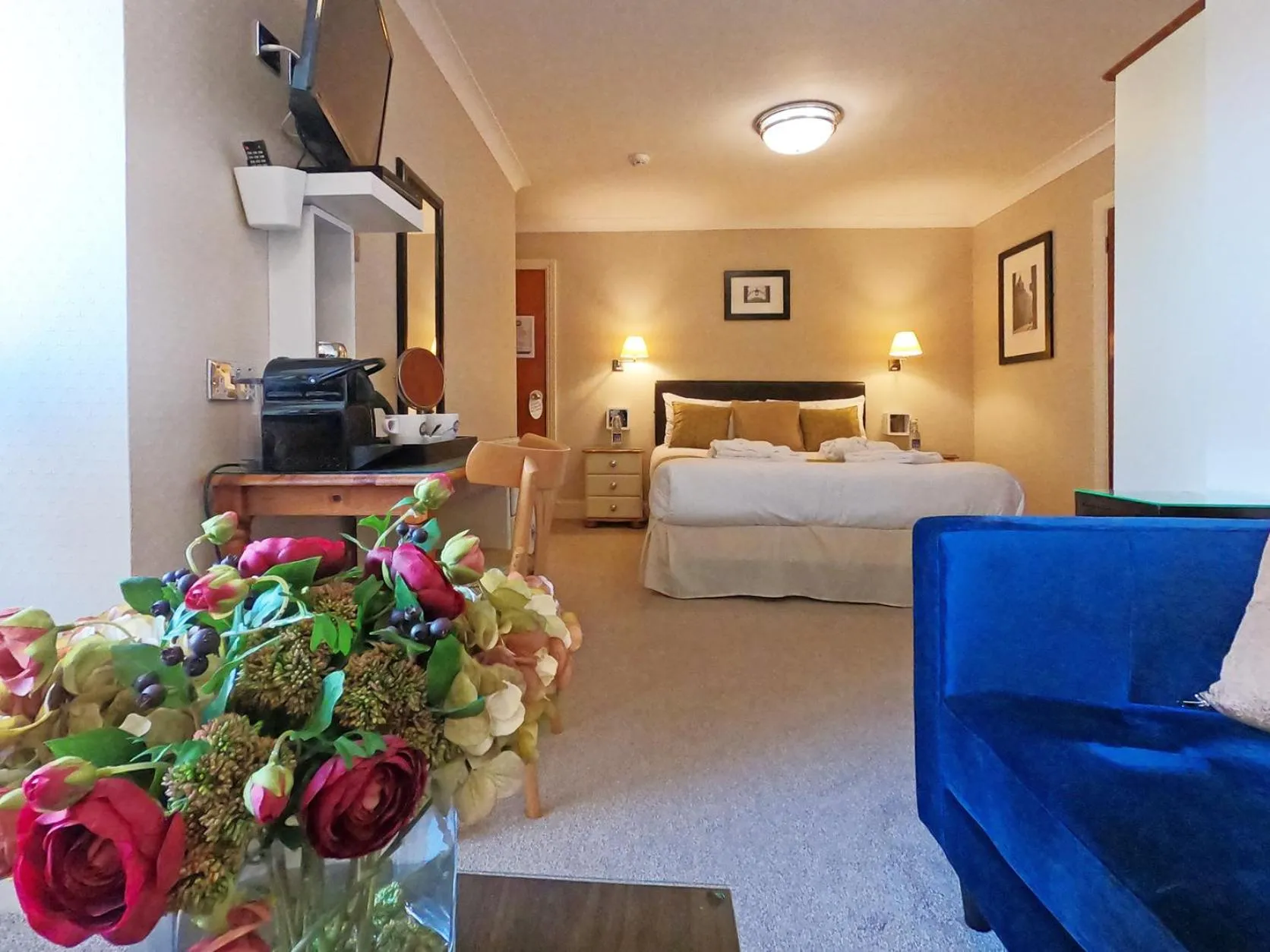 Seating area, Bed in Riviera Lodge Hotel