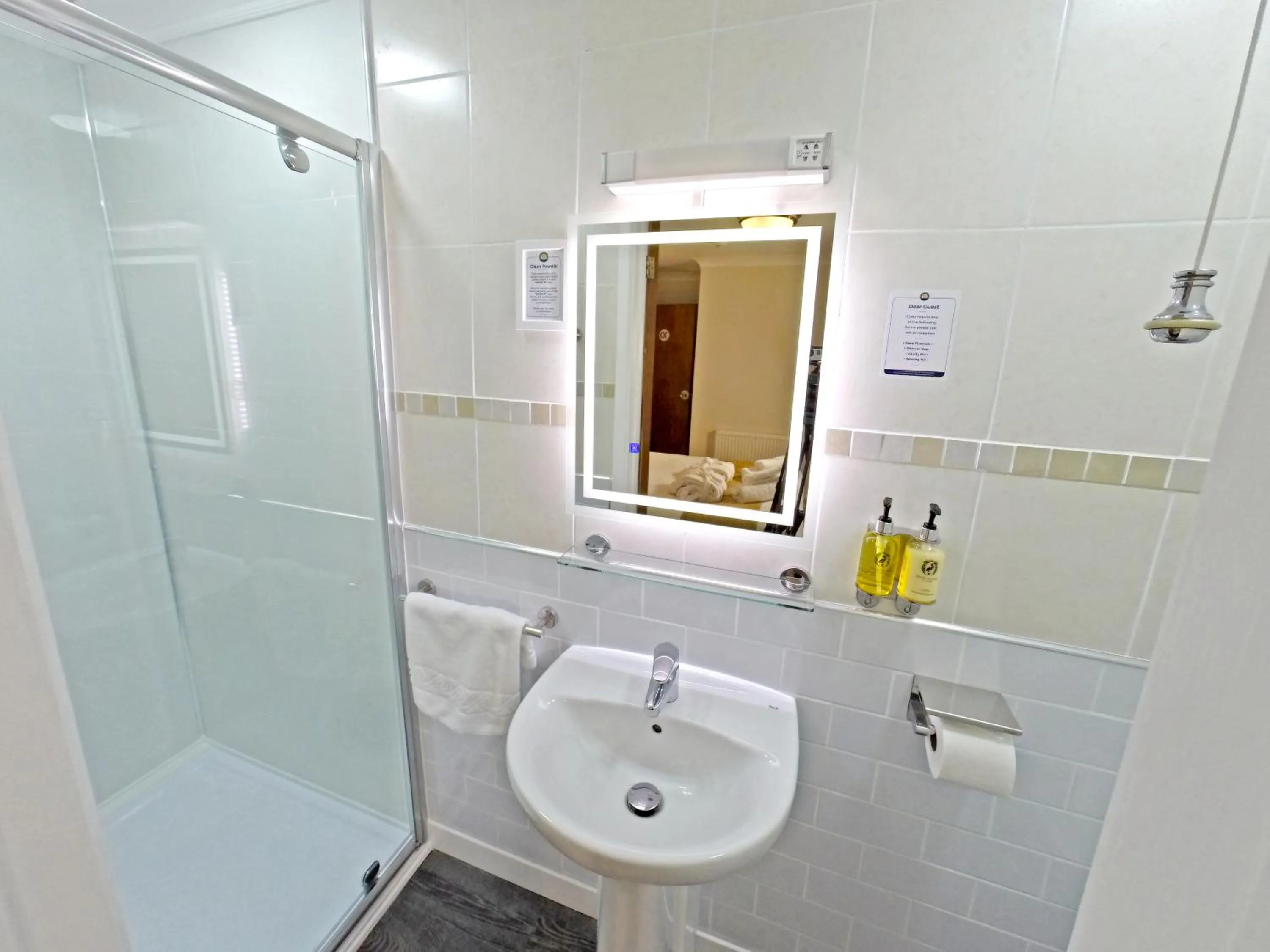 Shower in Riviera Lodge Hotel