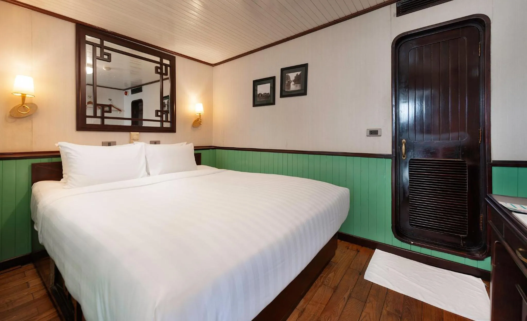 Bedroom, Bed in Emeraude Classic Cruises