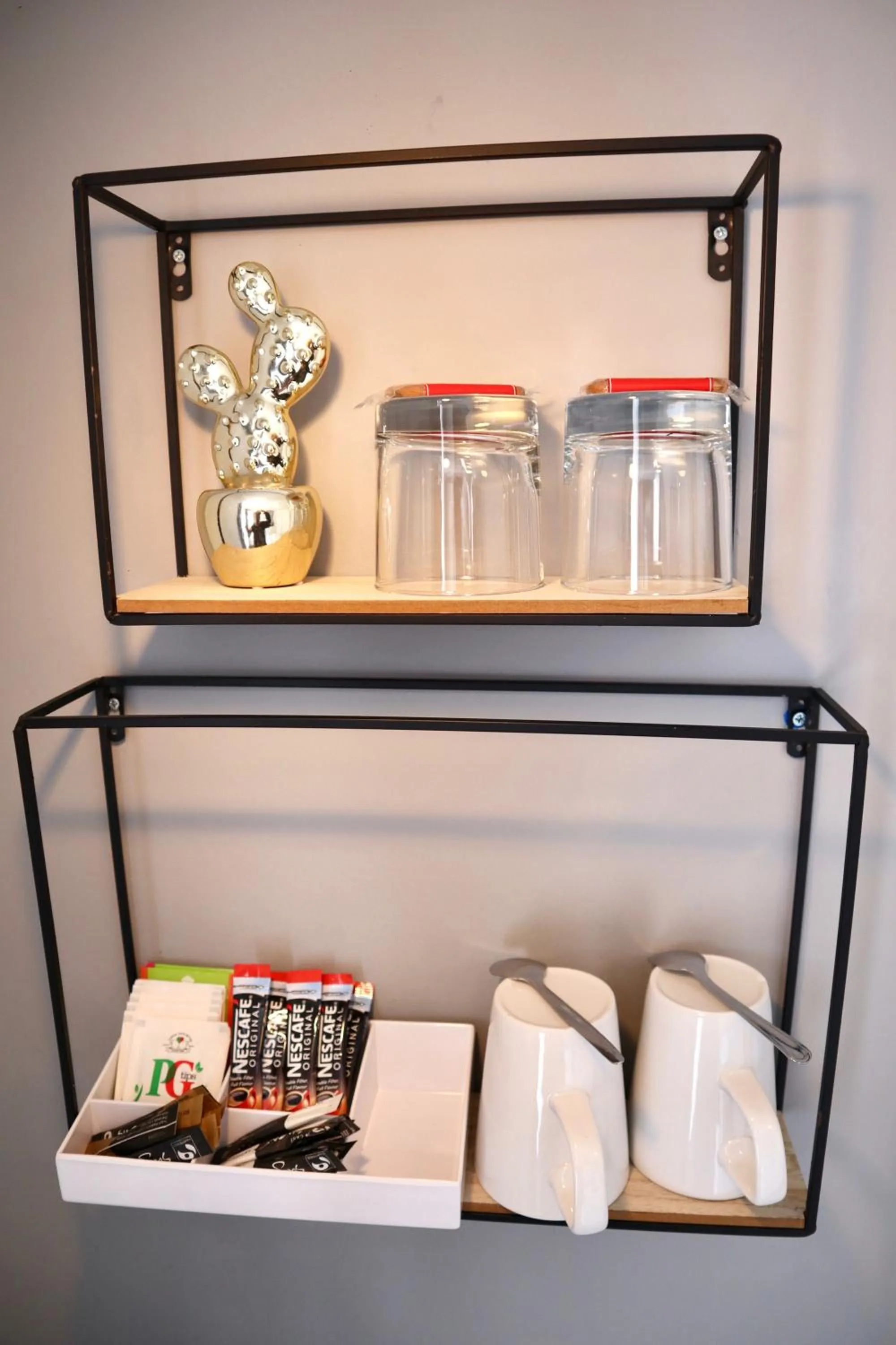 Coffee/tea facilities in Colson House