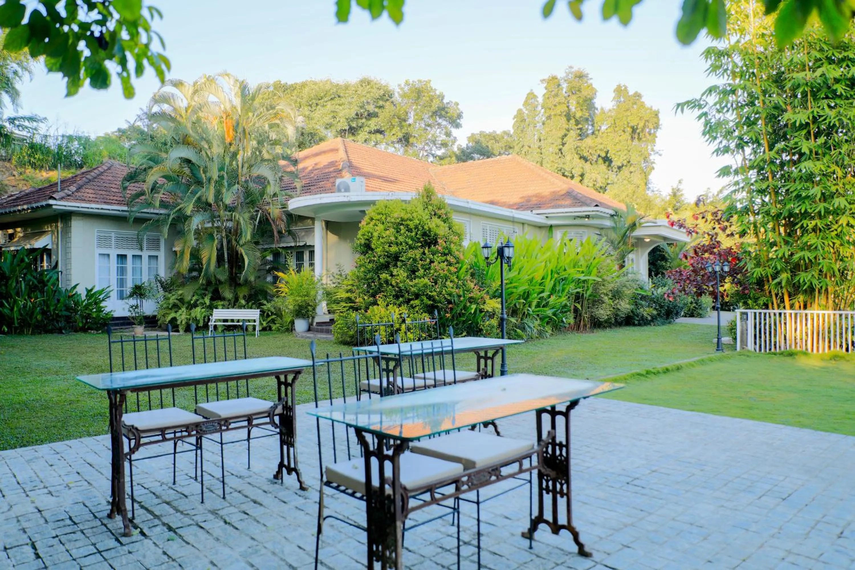 Restaurant/places to eat in Castle Hill Bungalow by Seven Angels