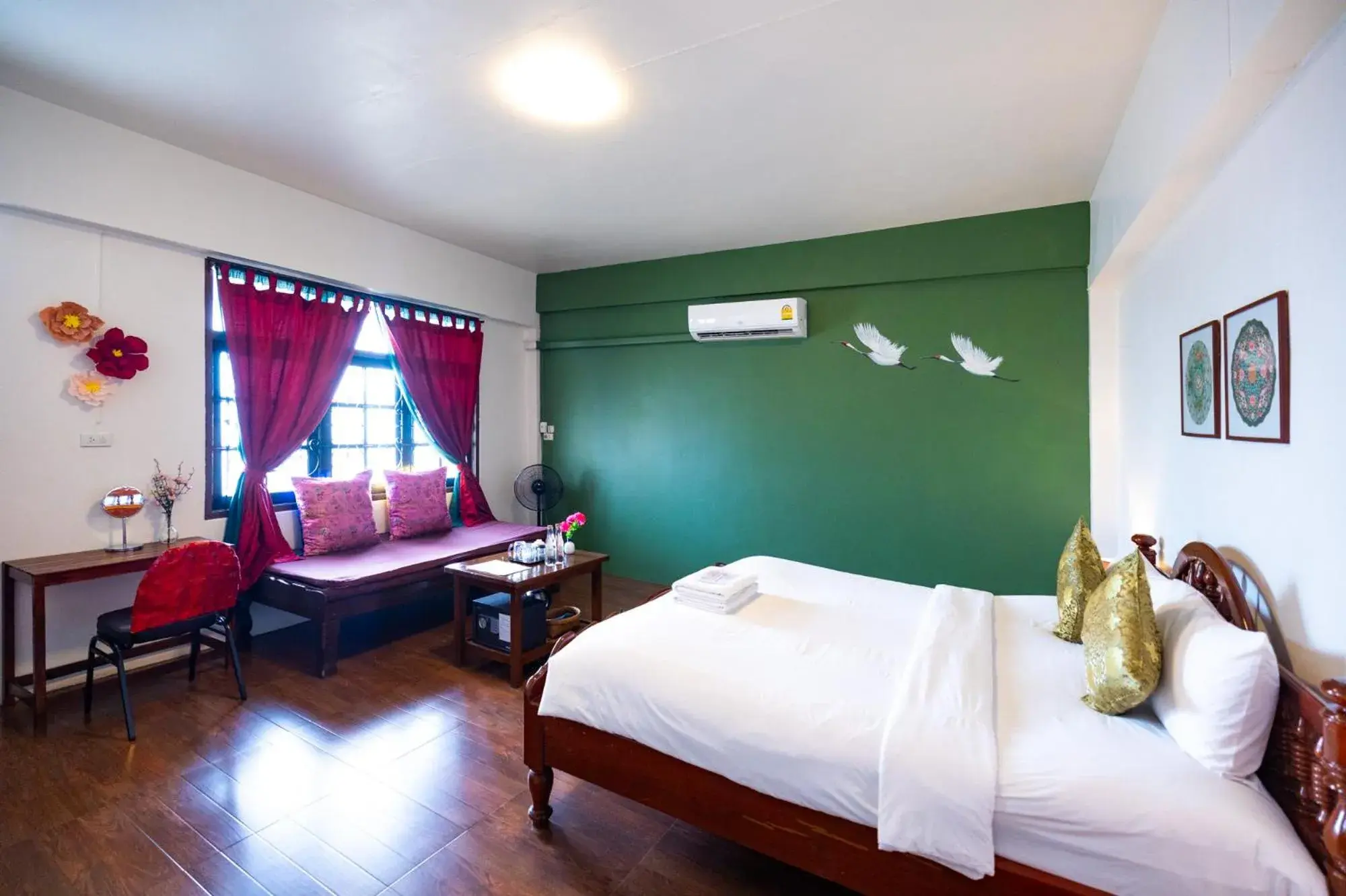 Double Room with Shared Bathroom in Sleeper House Double Room with Shared Bathroom in Sleeper House