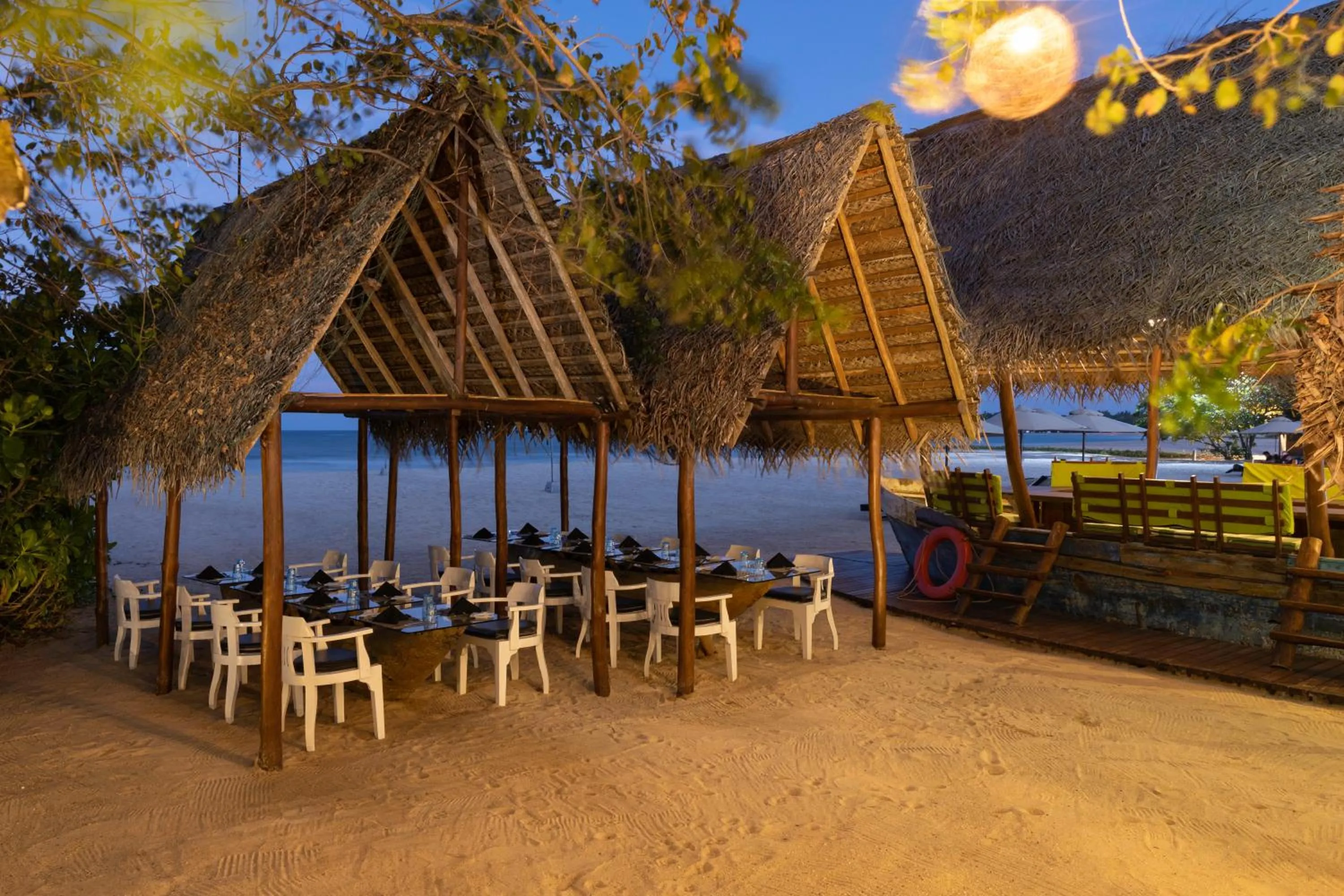 Restaurant/places to eat in Maalu Maalu Resort & Spa - Thema Collection