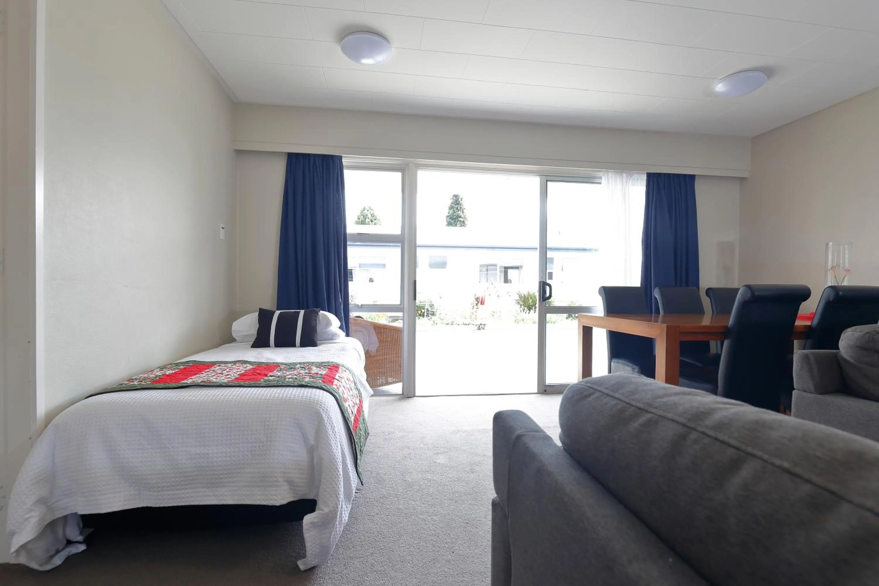 Photo of the whole room, Bed in Aden Motel