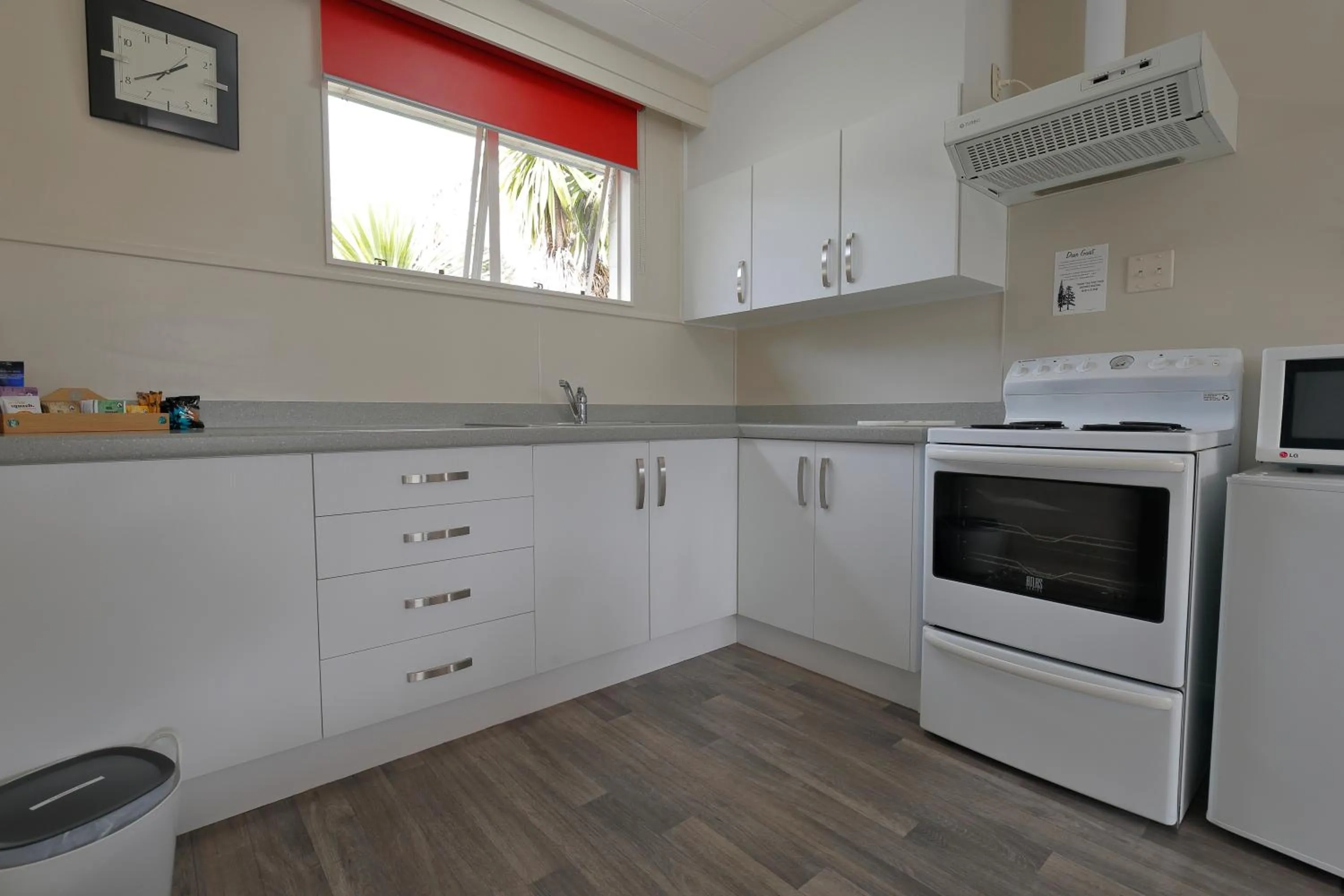 Kitchen or kitchenette in Aden Motel