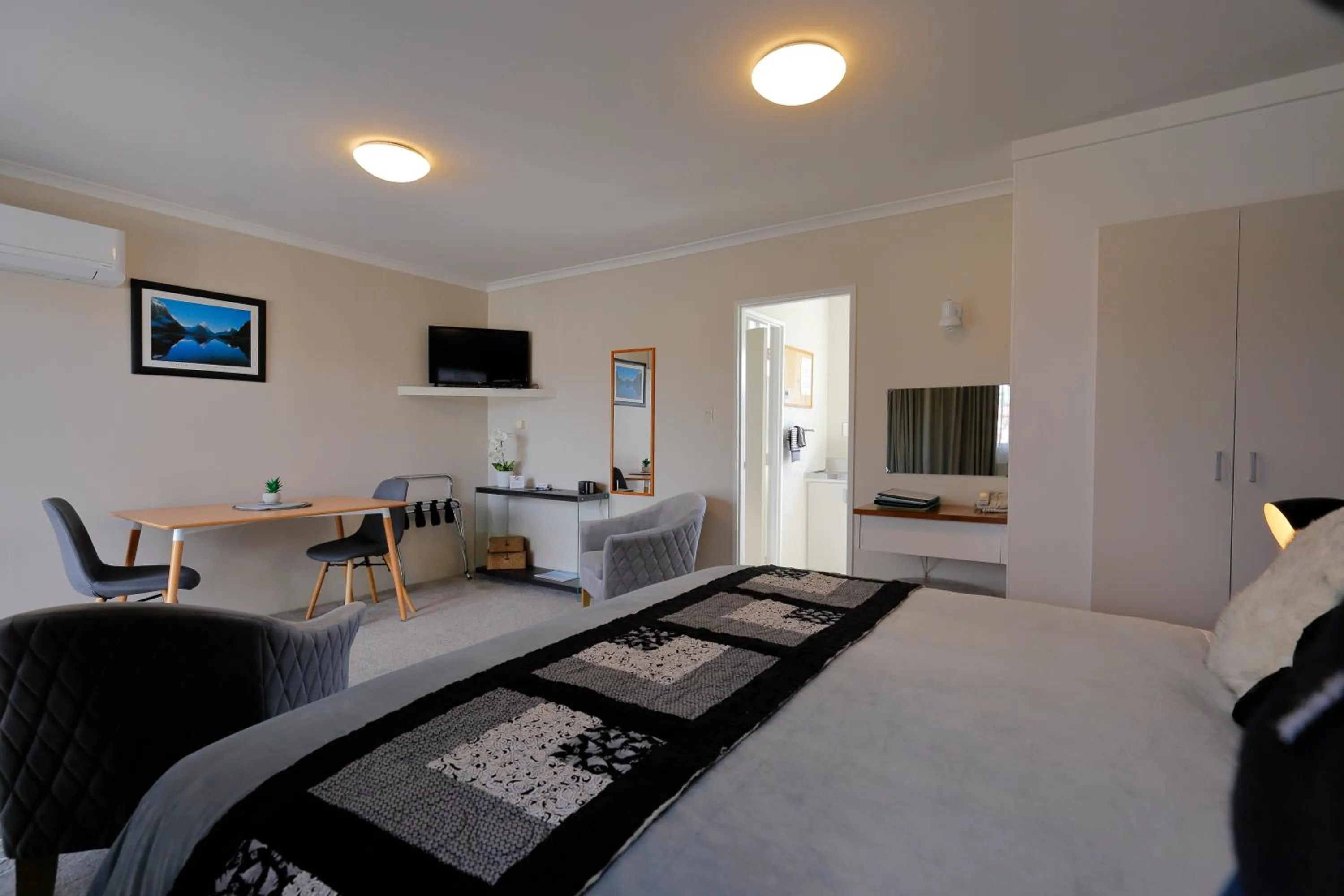 Photo of the whole room, Bed in Aden Motel