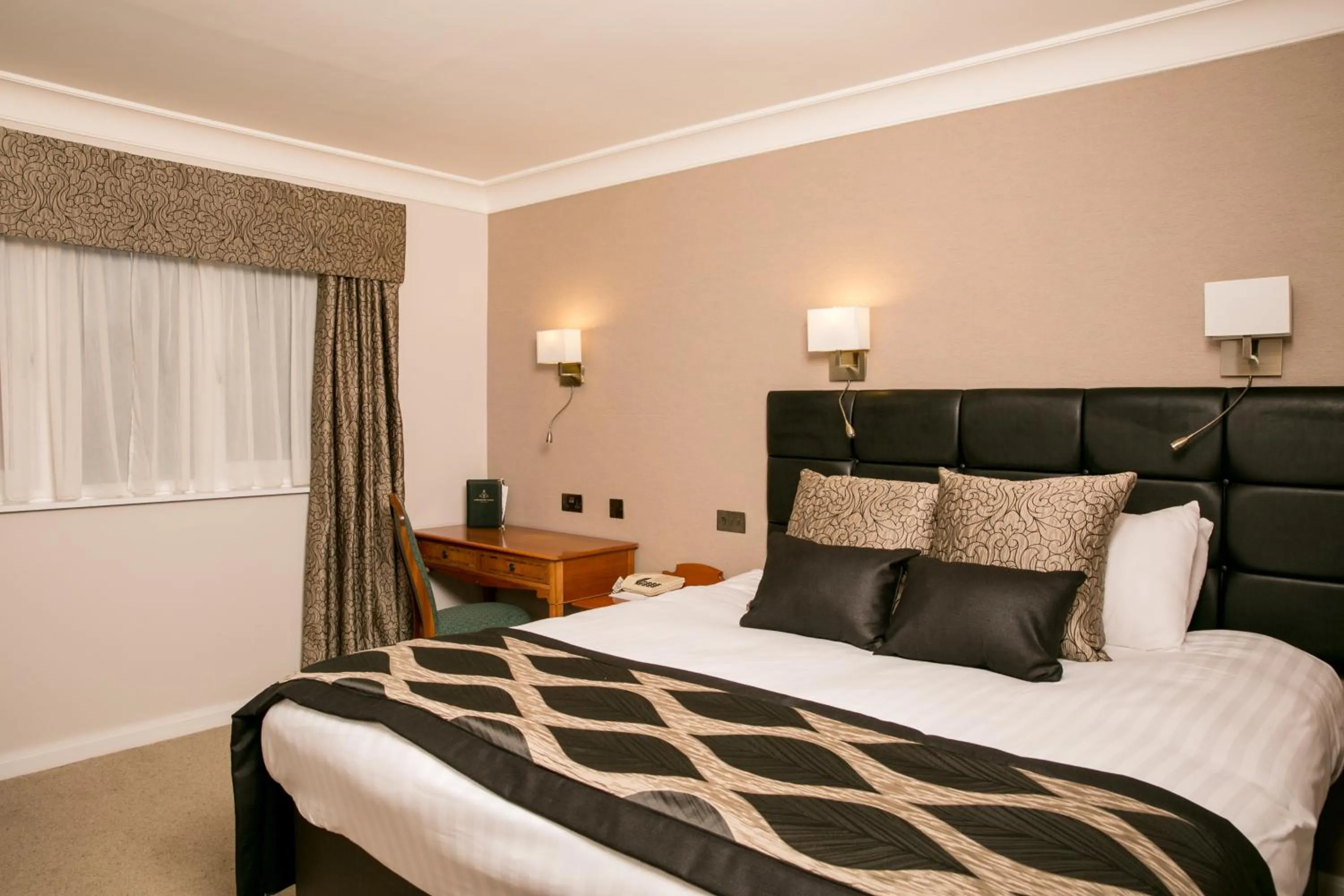 Bed in Lancaster House Hotel