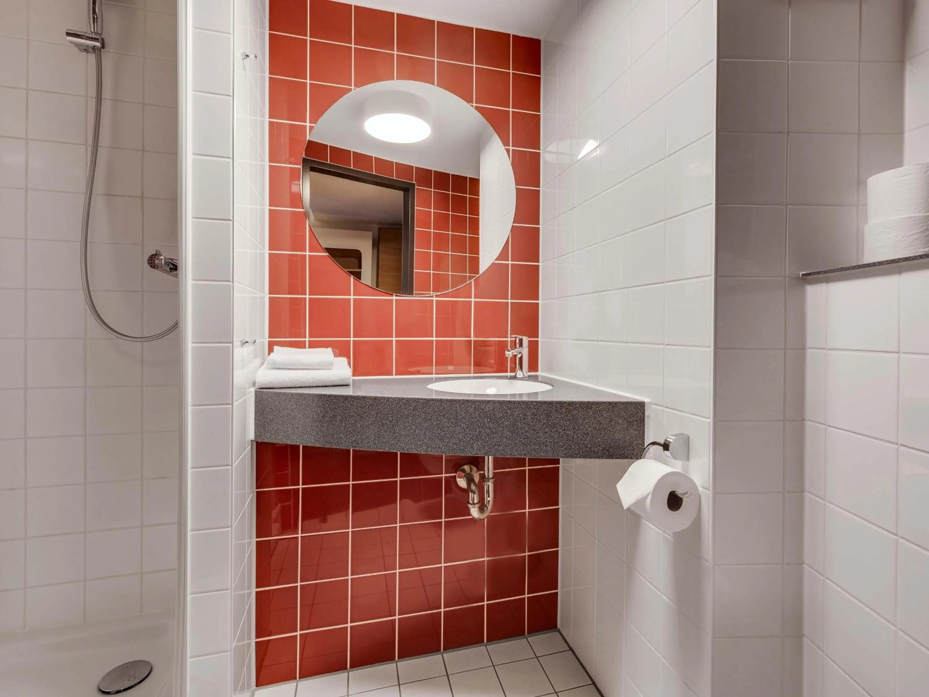 Bathroom in B&B Hotel Bremerhaven